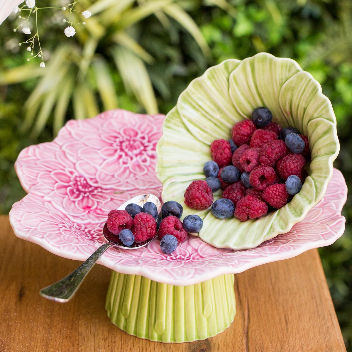 Bordallo Pinheiro Maria Flor tårtfat på fot Dahlia