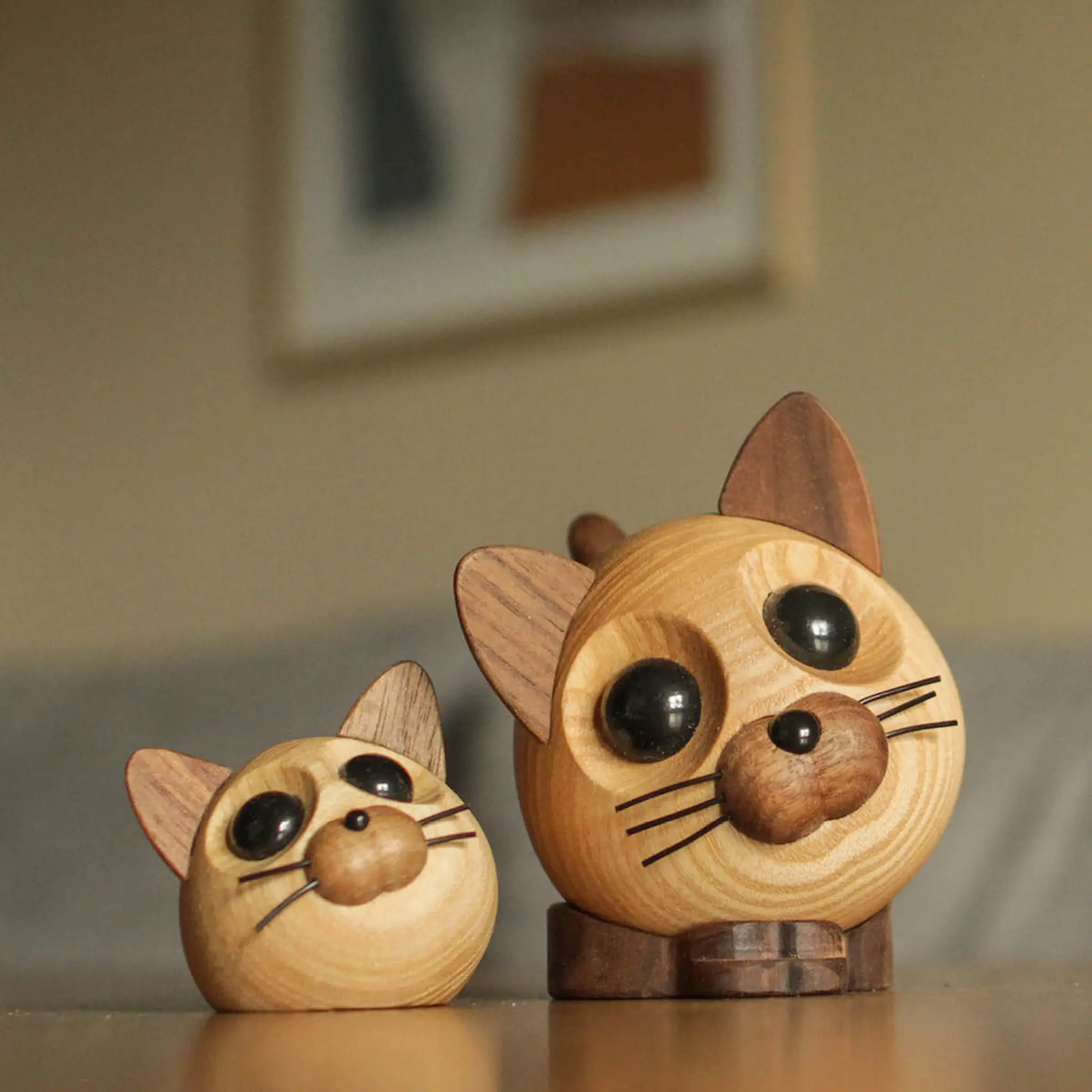 FableWood Puufiguuri Kissa Felix 9 cm Saarni/Pähkinä