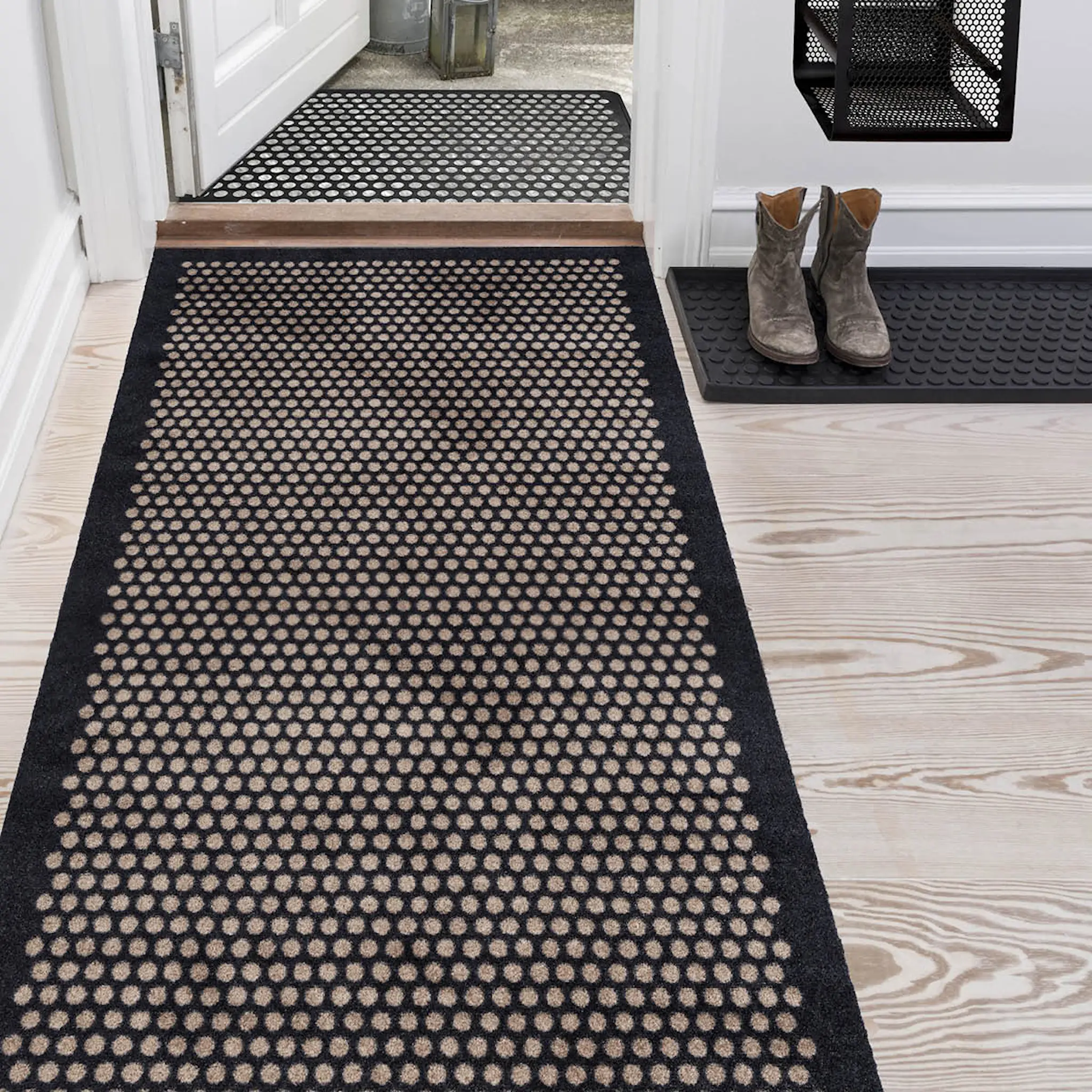 Tica Copenhagen Dot golvmatta 200x90 cm svart/sand