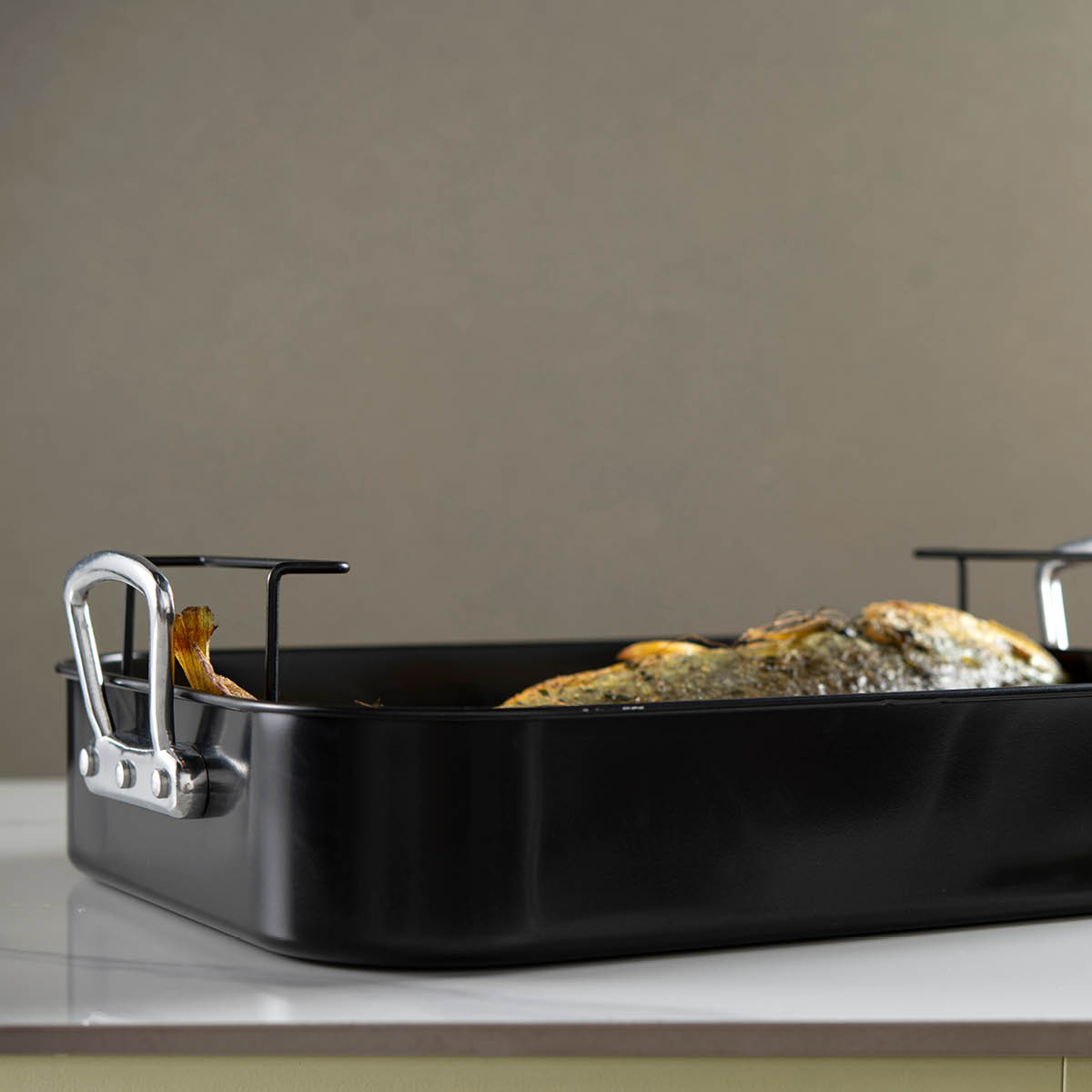 Modern House Kitchen Essentials uunivuoka kahvalla 40x32x12 cm teräs/musta