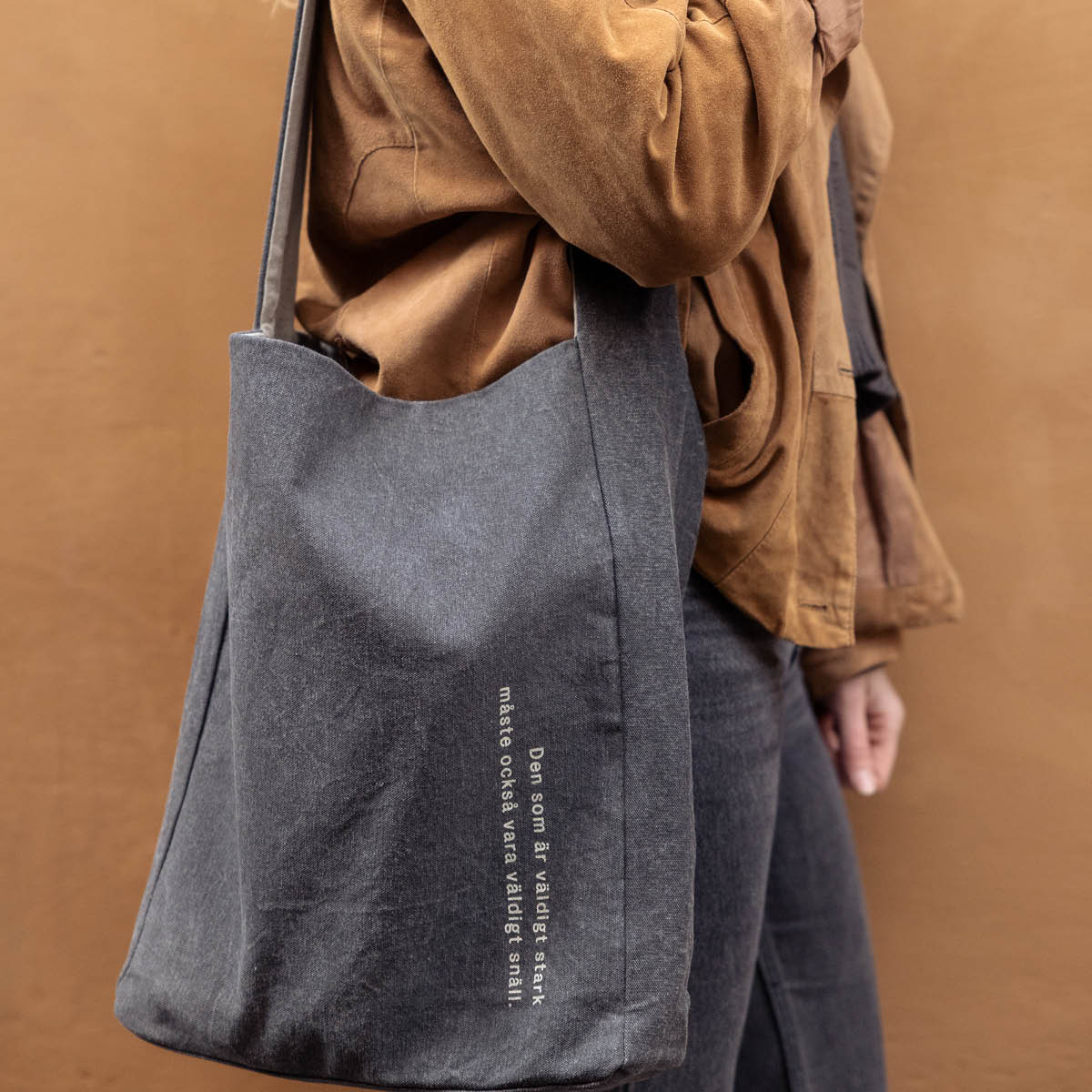 Design House Stockholm Astrid Lindgren tygkasse 40x31 cm Den som är väldigt stark... svart