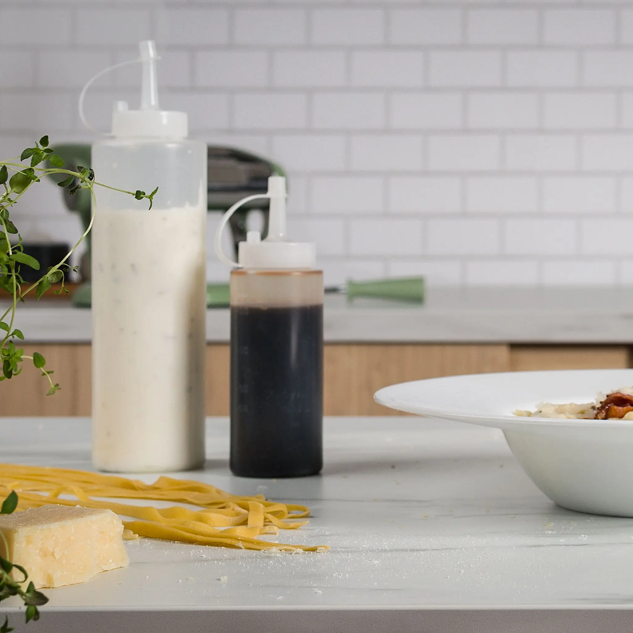 Modern House Kitchen Things dressingflaska 45 cl vit