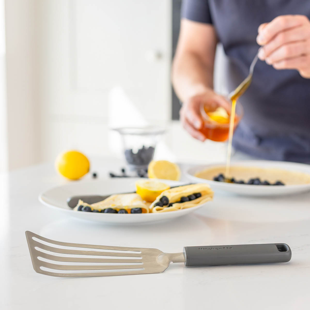 KitchenAid KitchenAid Classic stekspade perforerad 32 cm charcoal grey