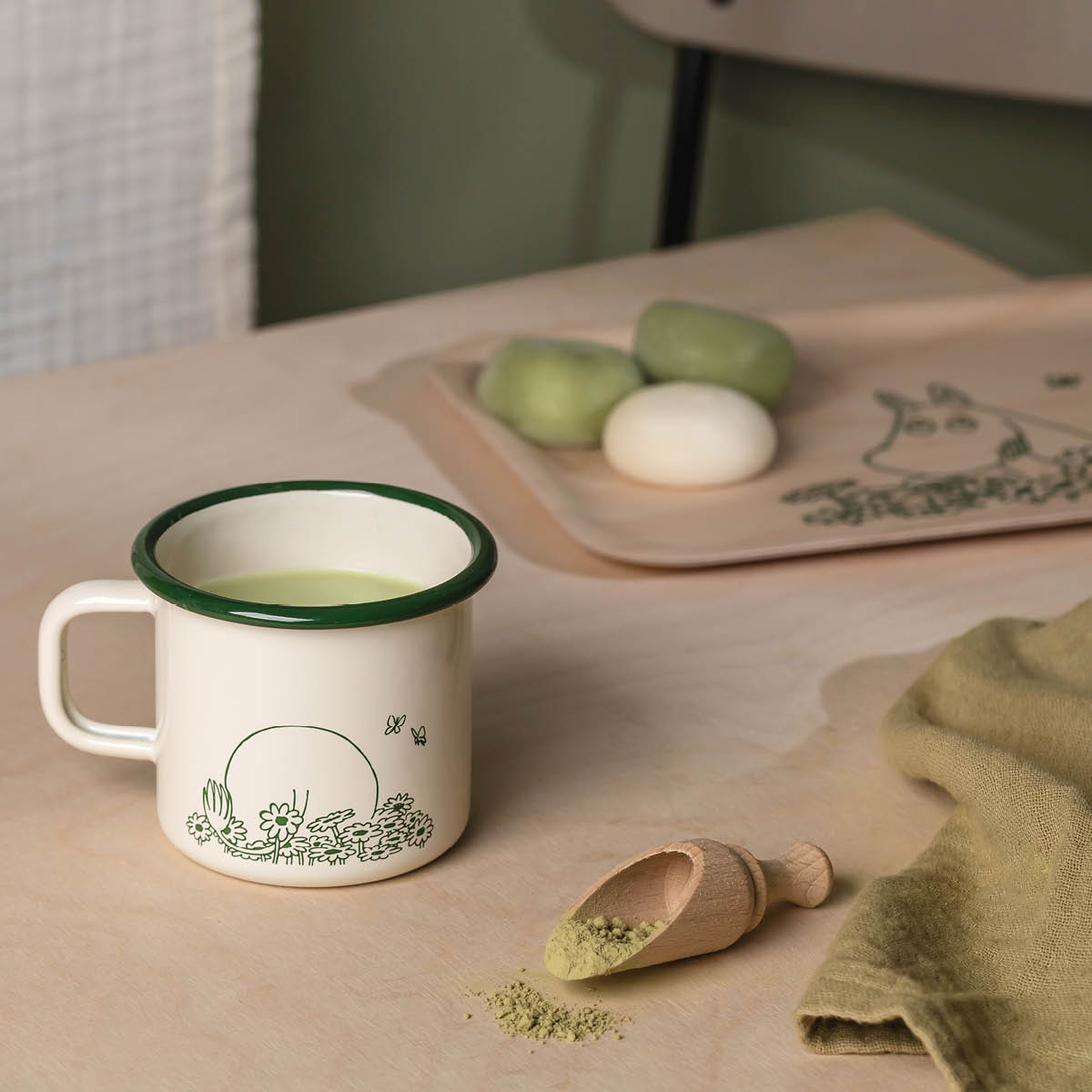 Muurla Mummi emaljekopp Sommerflørt 37 cl hvit