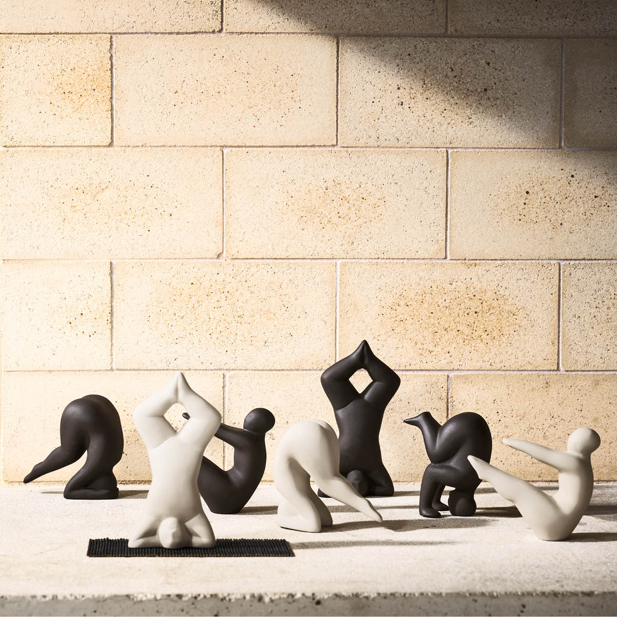 Design House Stockholm Lisa Larson Yoga Figuuri nro. 3 Musta