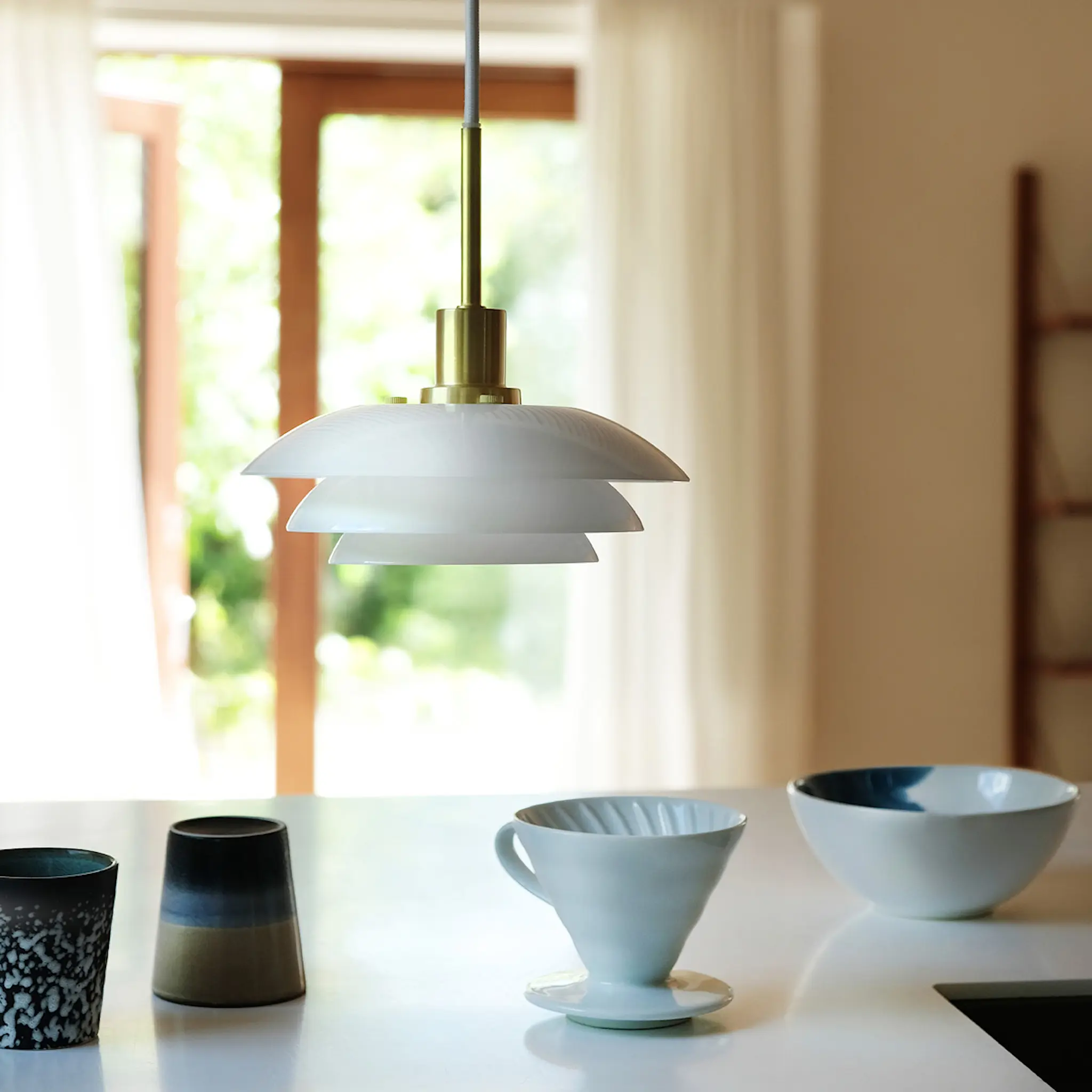 Dyberg Larsen DL20 pendellampa 31 cm opal/mässing