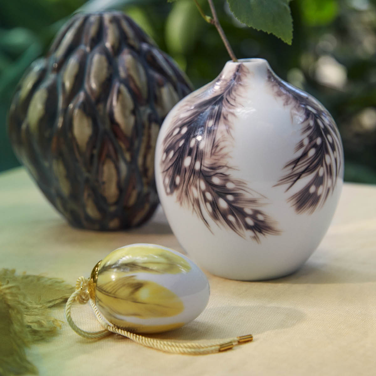 Royal Copenhagen Spring Collection 2025 Pääsiäismuna Isot kuhankeittäjän höyhenet 6 cm