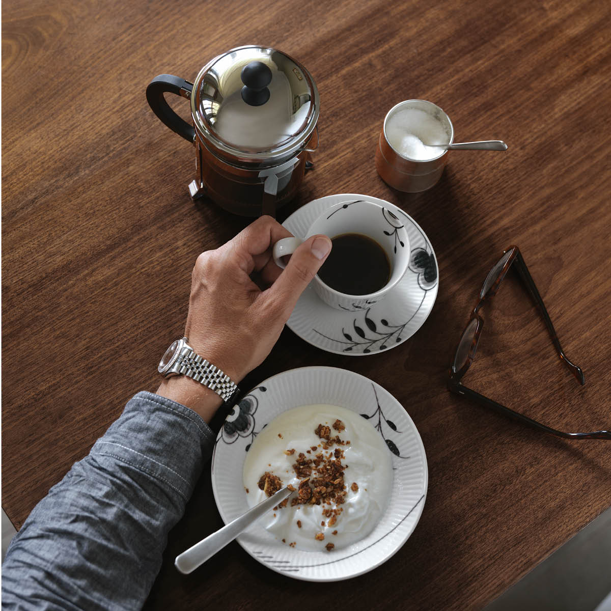 Royal Copenhagen Black Fluted Mega Kahvikuppi ja lautanen 24 cl kuvio 2