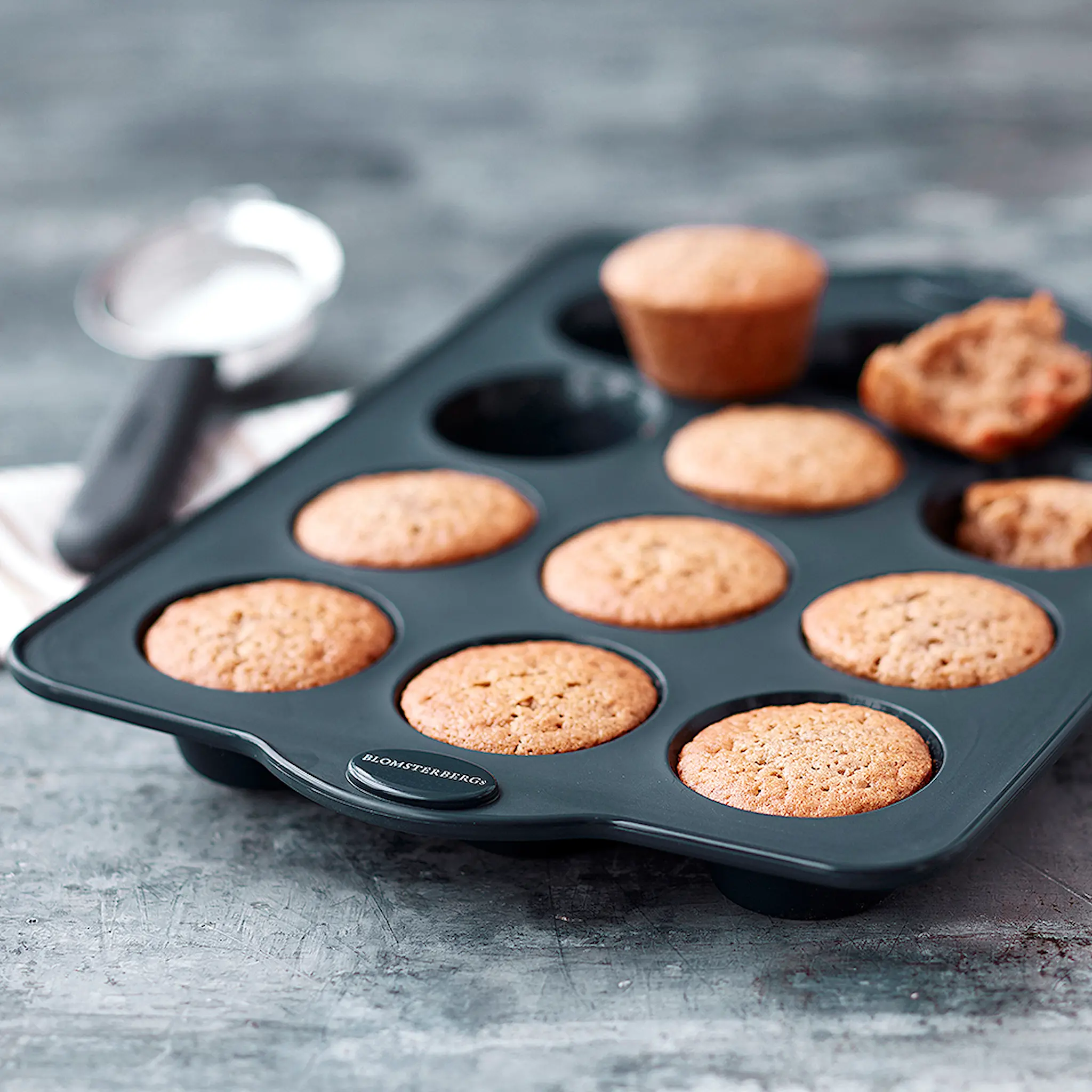 Blomsterberg Blomsterbergs Muffinsform för 12 muffins 36x25 cm Grå