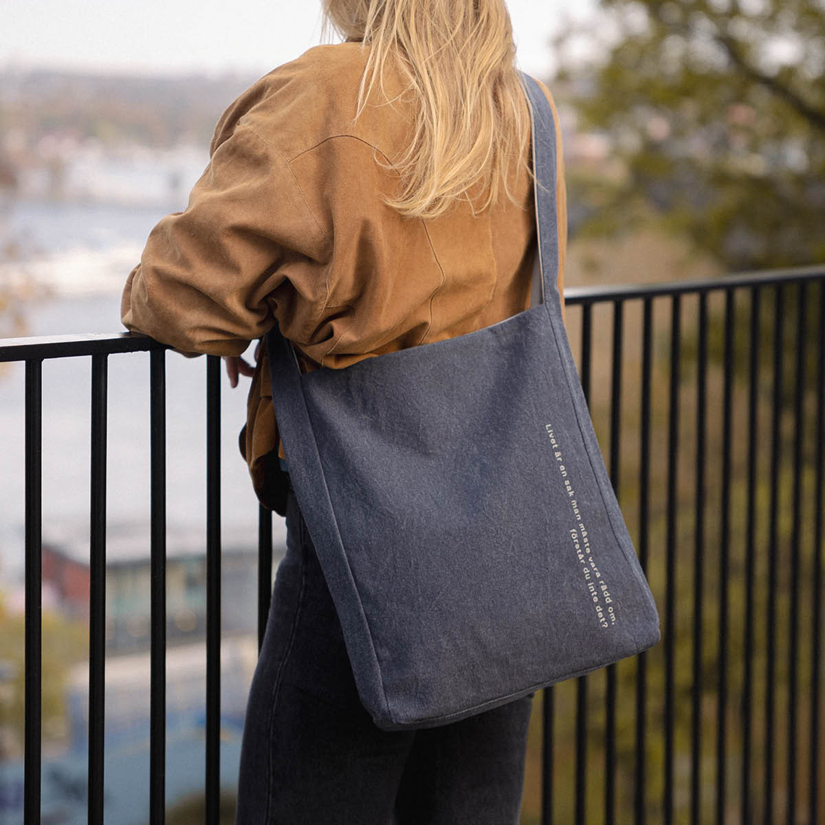 Design House Stockholm Astrid Lindgren tygkasse 40x31 cm Den som är väldigt stark... svart