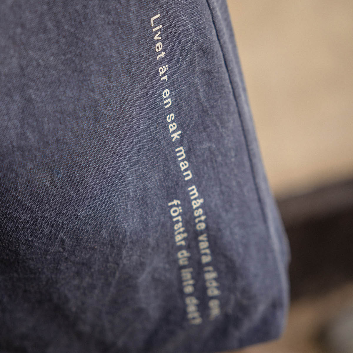 Design House Stockholm Astrid Lindgren tygkasse 40x31 cm Livet är en sak man måste... blå