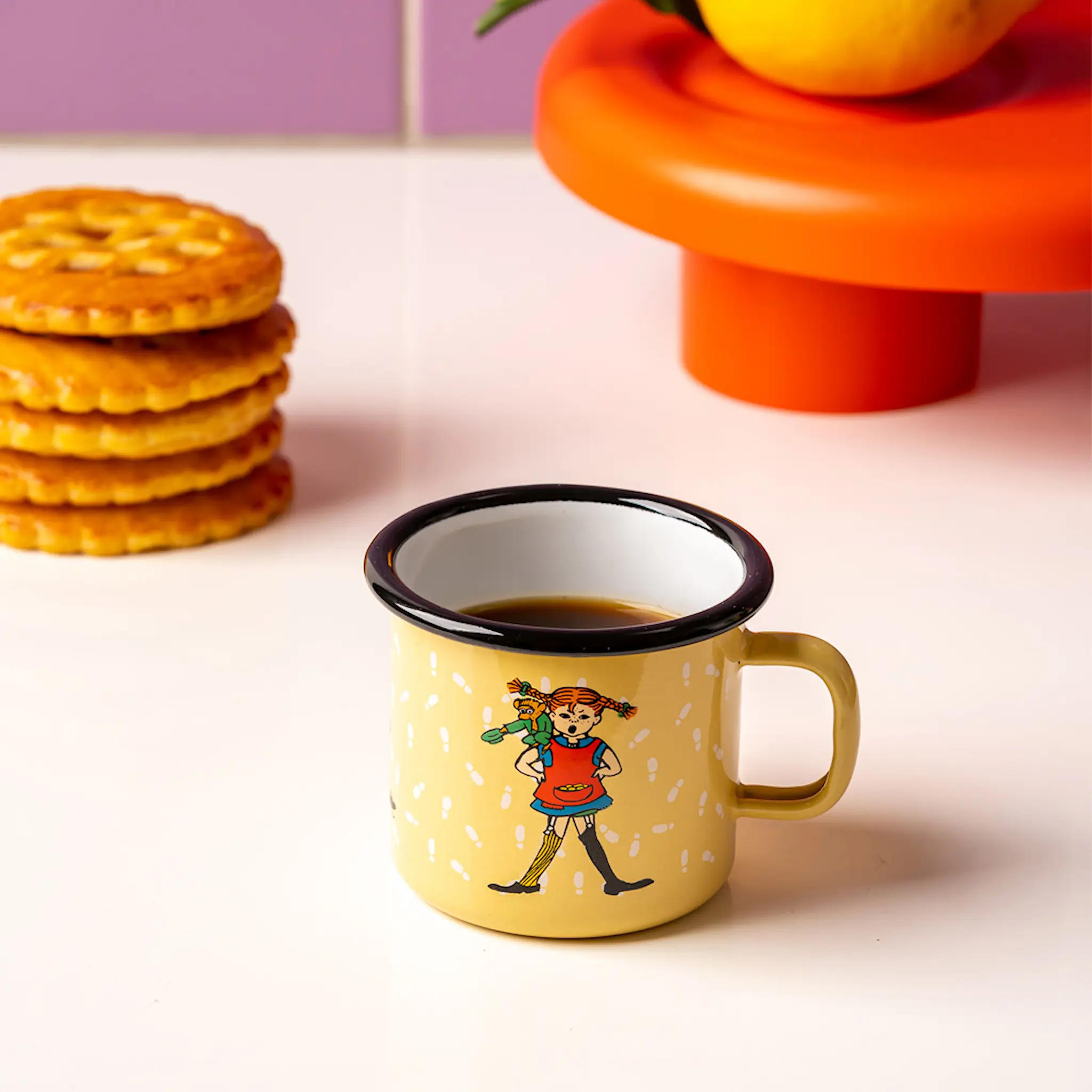 Muurla Peppi Pitkätossu Emalimuki 2,5 dl Jalanjäljet