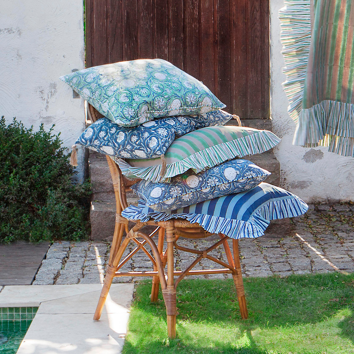 Chamois Jaipur Stripe kuddfodral med volang 48x48 cm grön