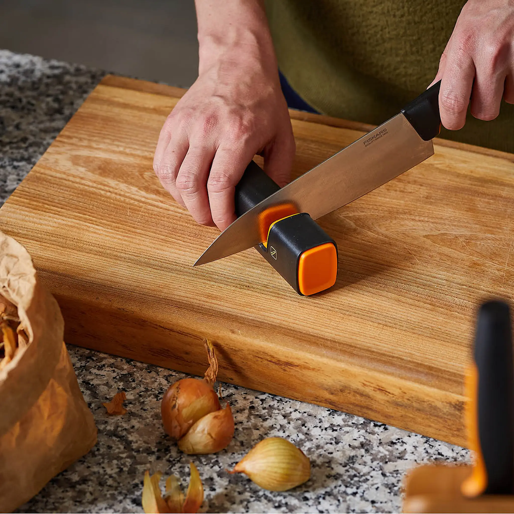 Fiskars Functional Form kokkekniv stor 20 cm hover