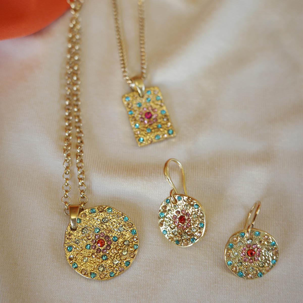 A&C Oslo AS Vibrance halsband kort med hänge guld/multi