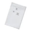 Tygservett 50x50 cm vit med broderade silverstjärnor
