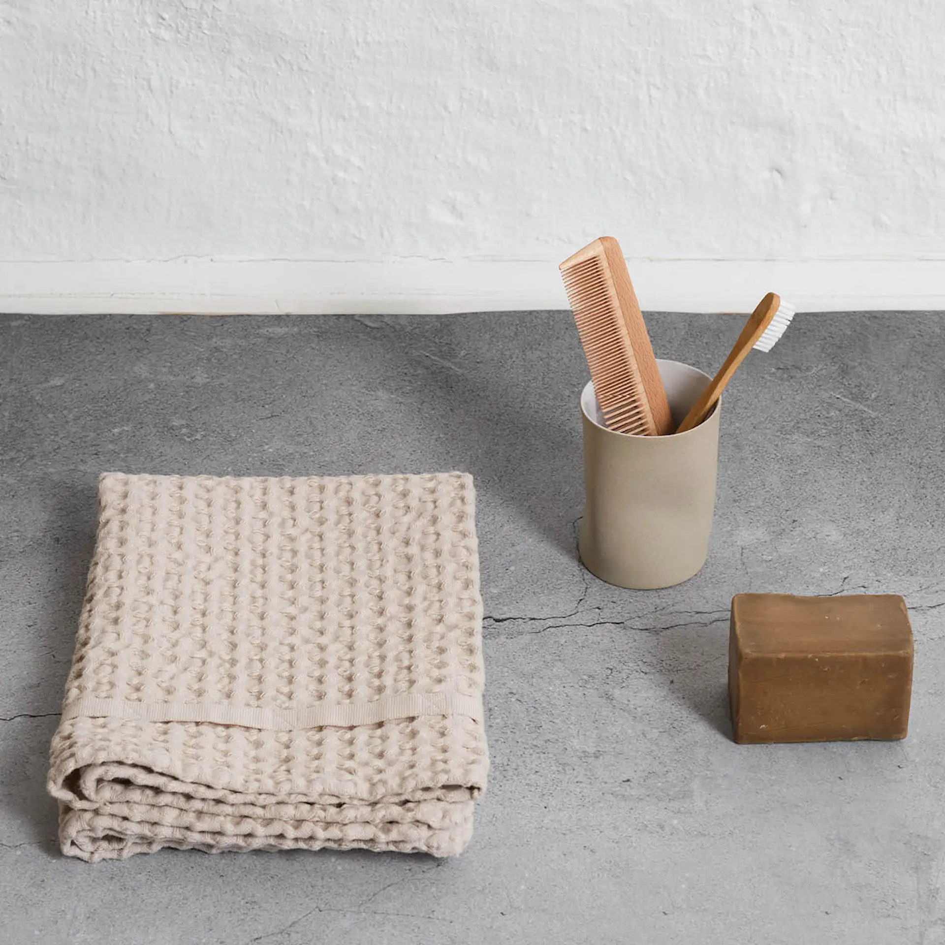 The Organic Company Big Waffle handduk 50x75 cm stone Cervera The Organic Company Big Waffle handduk 50x75 cm stone Cervera