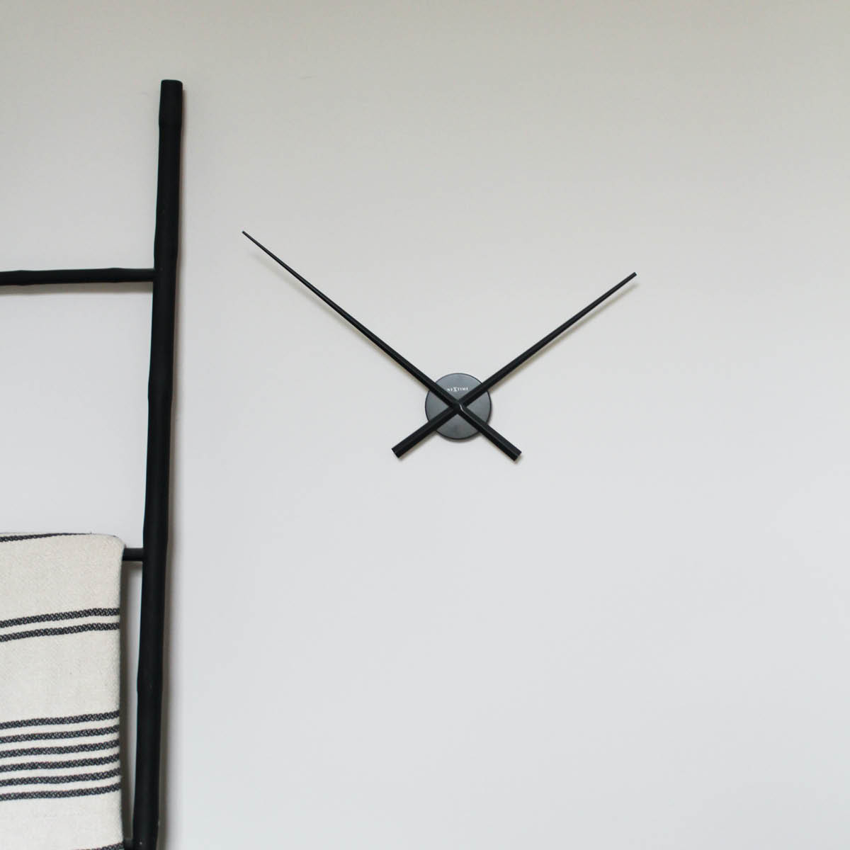 NeXtime Hands veggklokke 70 cm svart