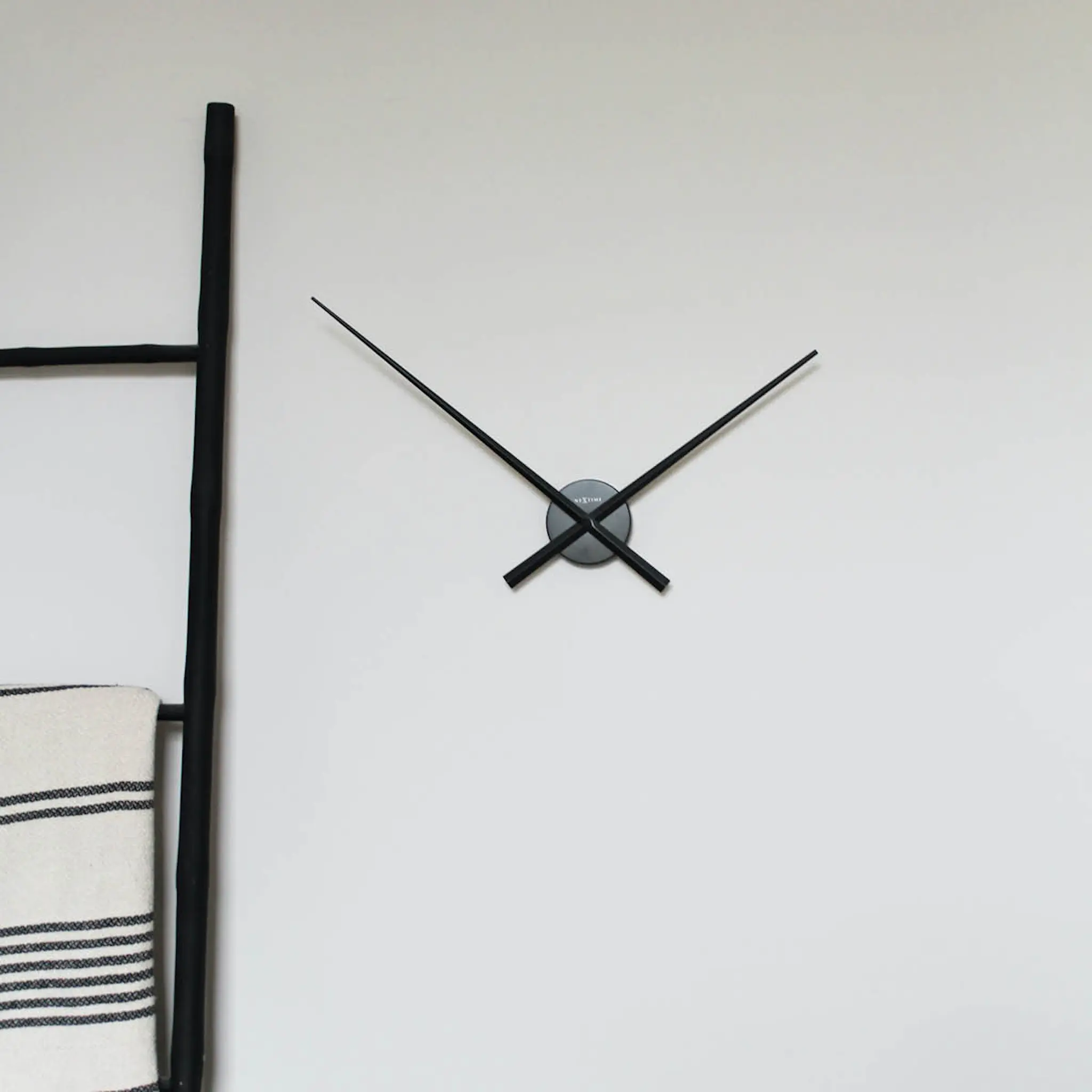 NeXtime Hands veggklokke 70 cm svart