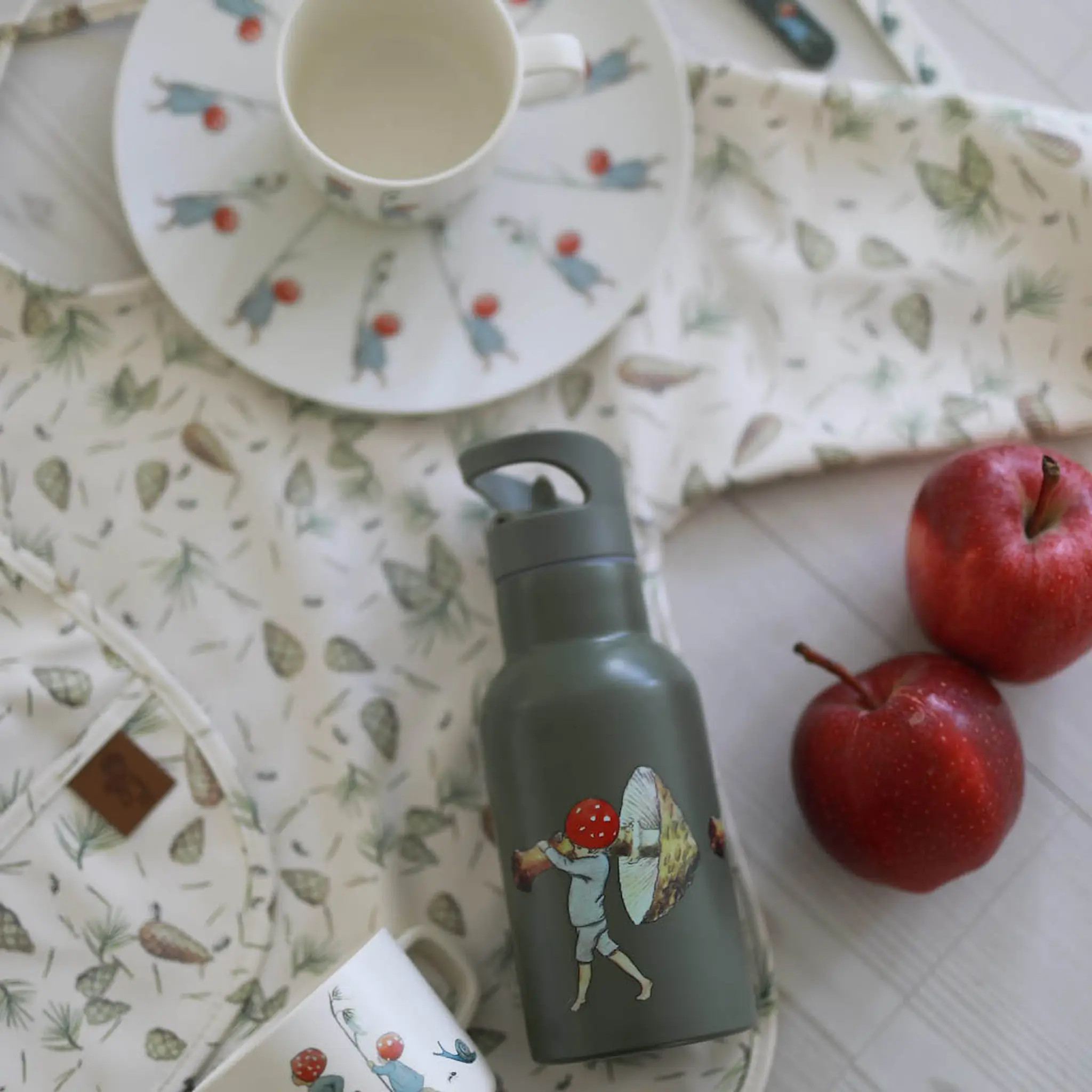 Rätt Start Elsa Beskow långärmad haklapp Tomtebobarnen