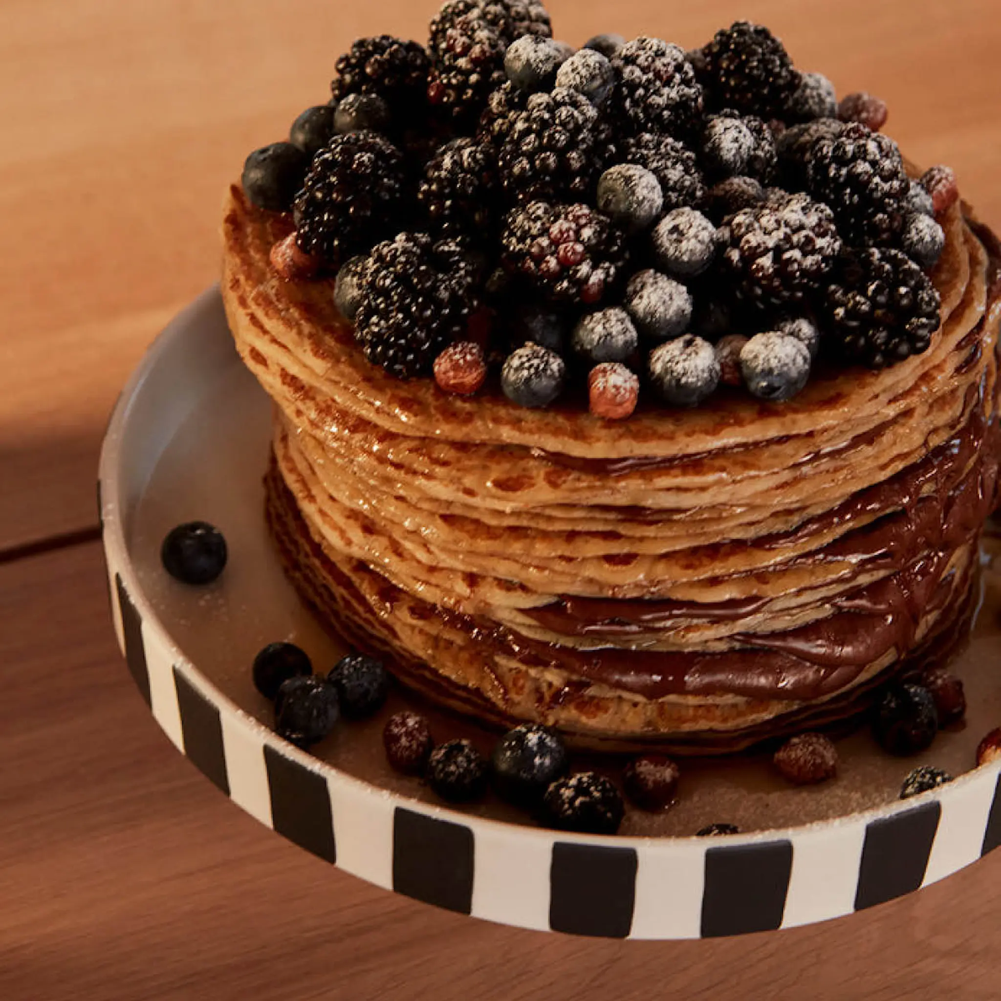 OYOY Toppu serveringsfat på fot 27 cm vit/svart