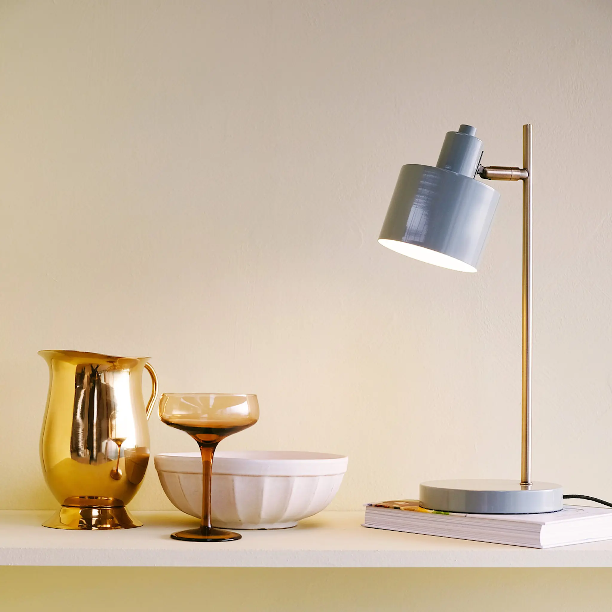 Dyberg Larsen Ocean bordslampa 43 cm beige/mässing