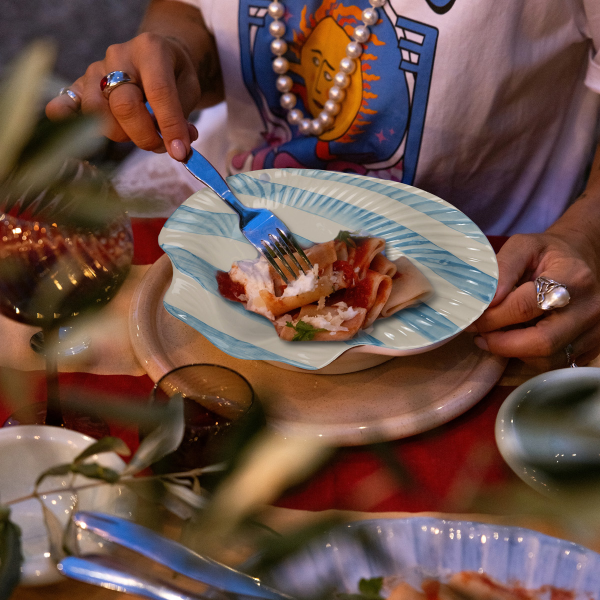 ByOn Armona tallrik 23,5 cm randig ljusblå/vit