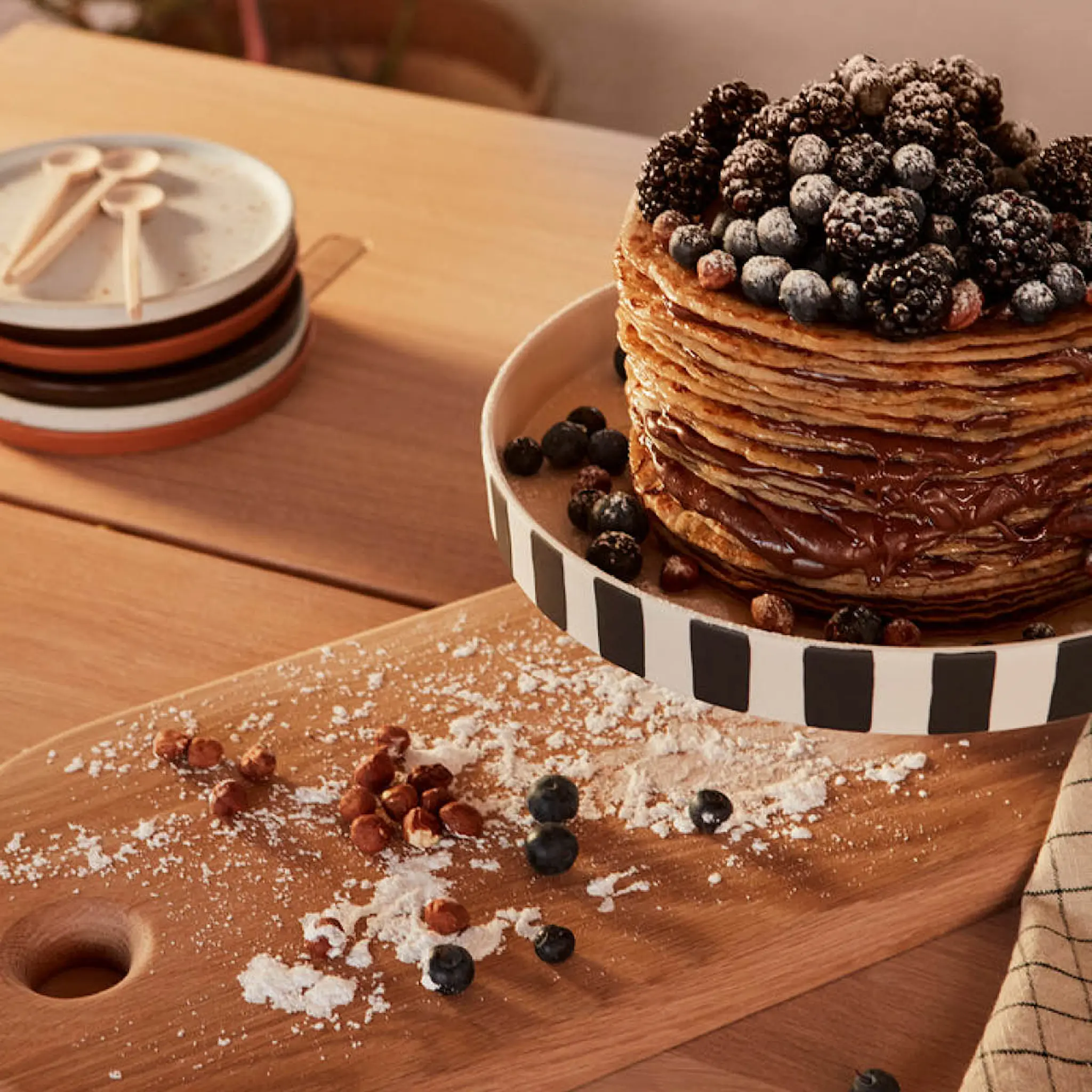 OYOY Toppu serveringsfat på fot 27 cm vit/svart