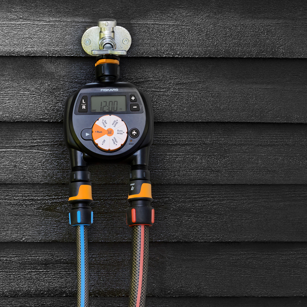 Fiskars Easy Watering Kasteluajastin kahdelle letkulle