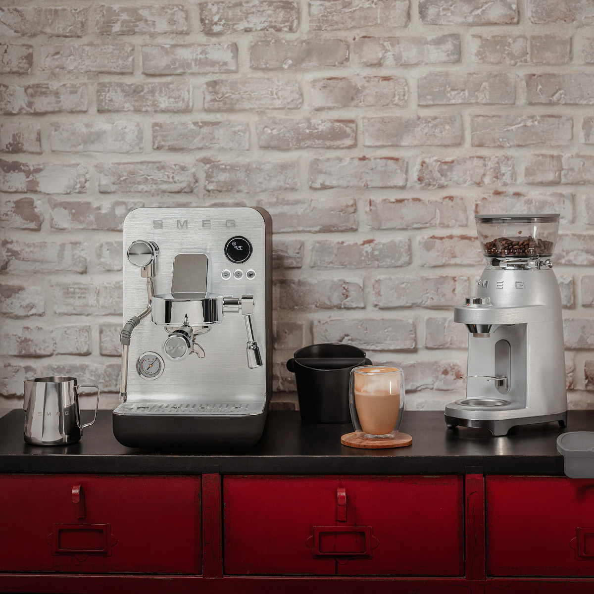 Smeg Minipro espressomaskin EMC02 1,7 L svart