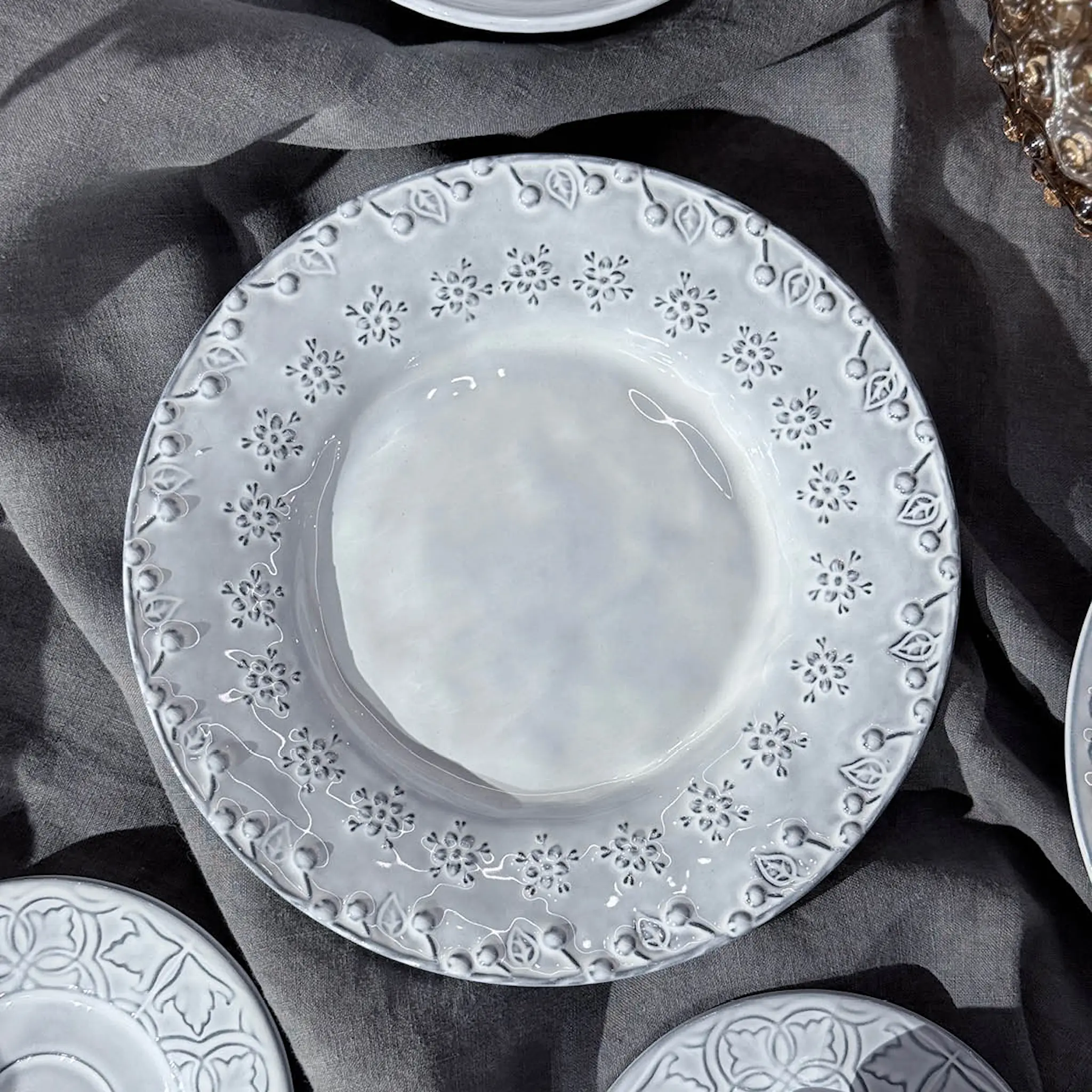 Bordallo Pinheiro Flora desserttallerken 23 cm antikkhvit
