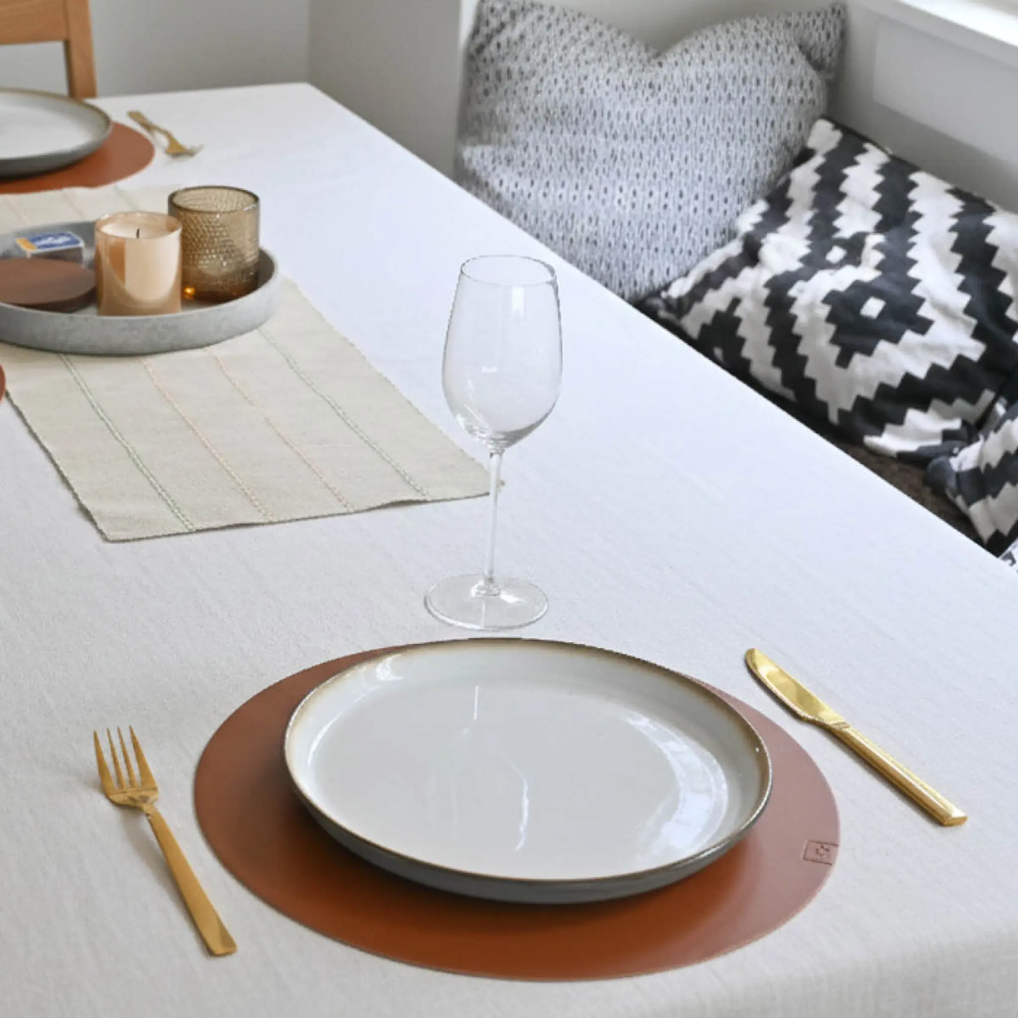 Nordan Home Bordstablett i läder rund 35 cm mörkbrun