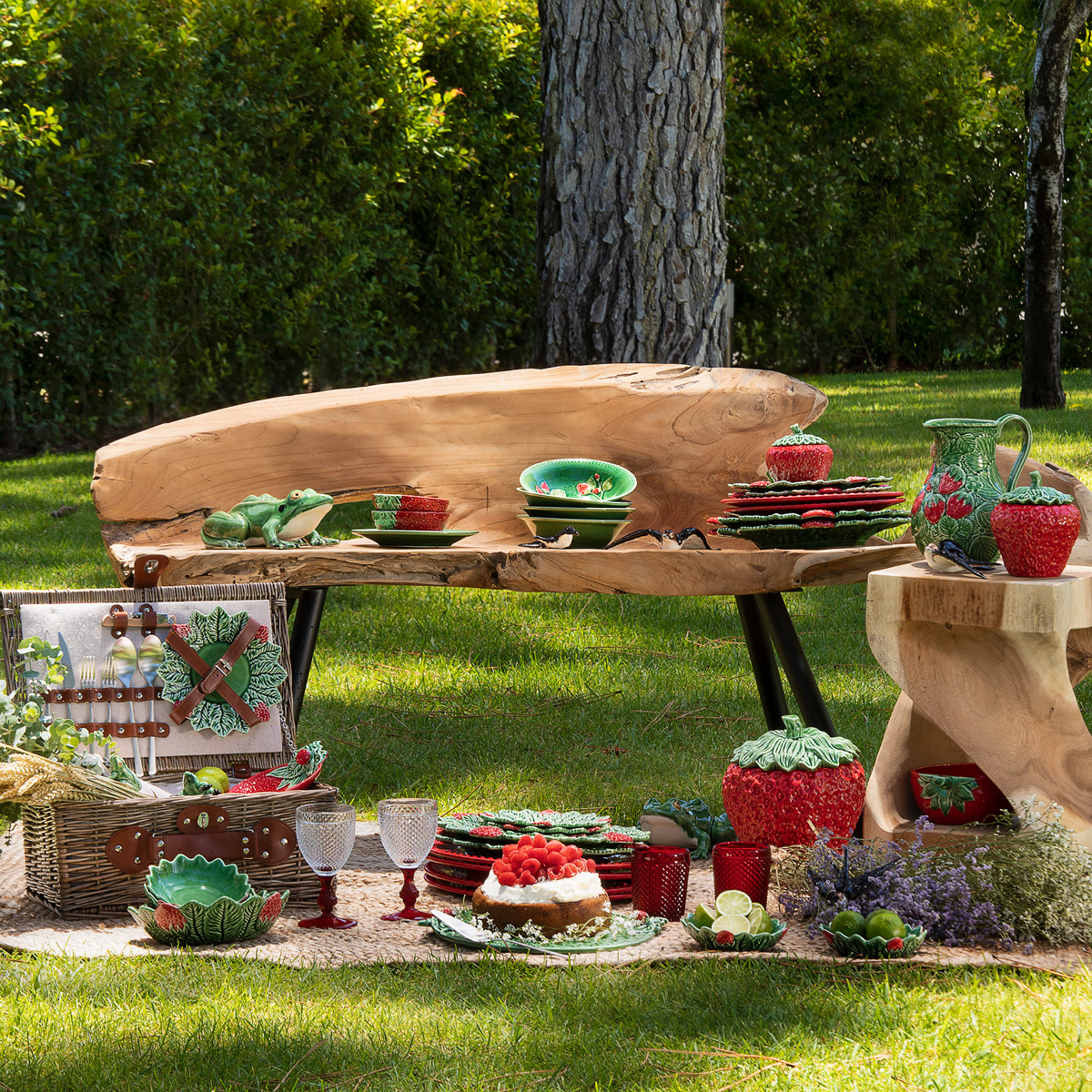 Bordallo Pinheiro Strawberries oval bolle 35 cl rød