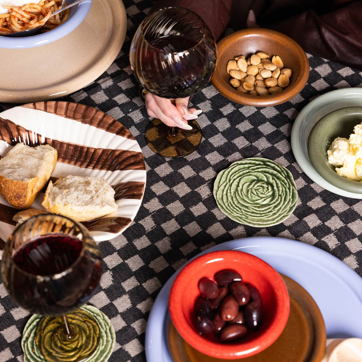 ByOn Armona serveringsfat 23,5 cm ränder mörkbrun/vit