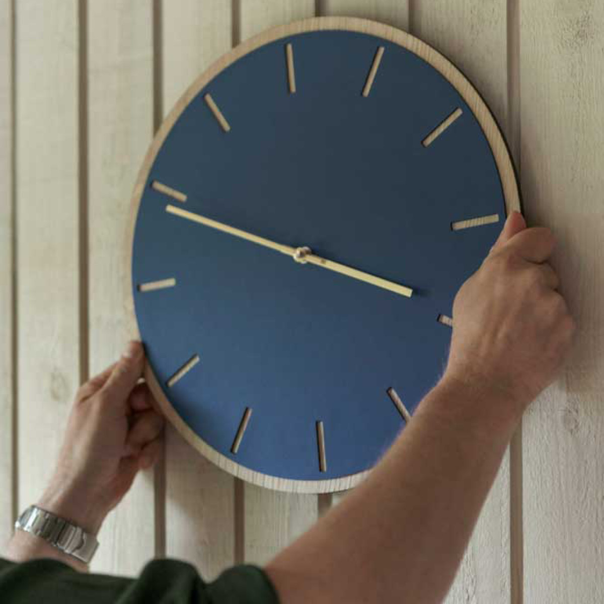 Hemverk Smokey Blue väggklocka 28 cm blå med guldvisare