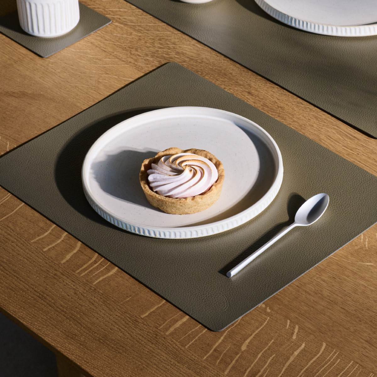 LIND DNA Leather Serene Square bordbrikke M moss