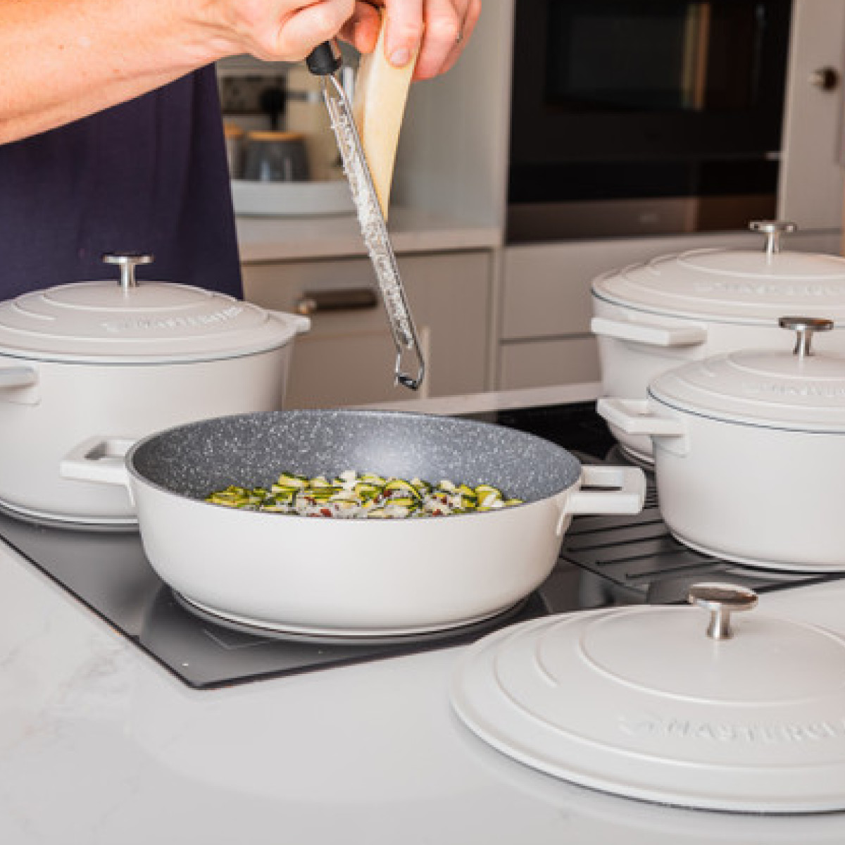 MasterClass Cast Aluminium låg gryta 4 L creme