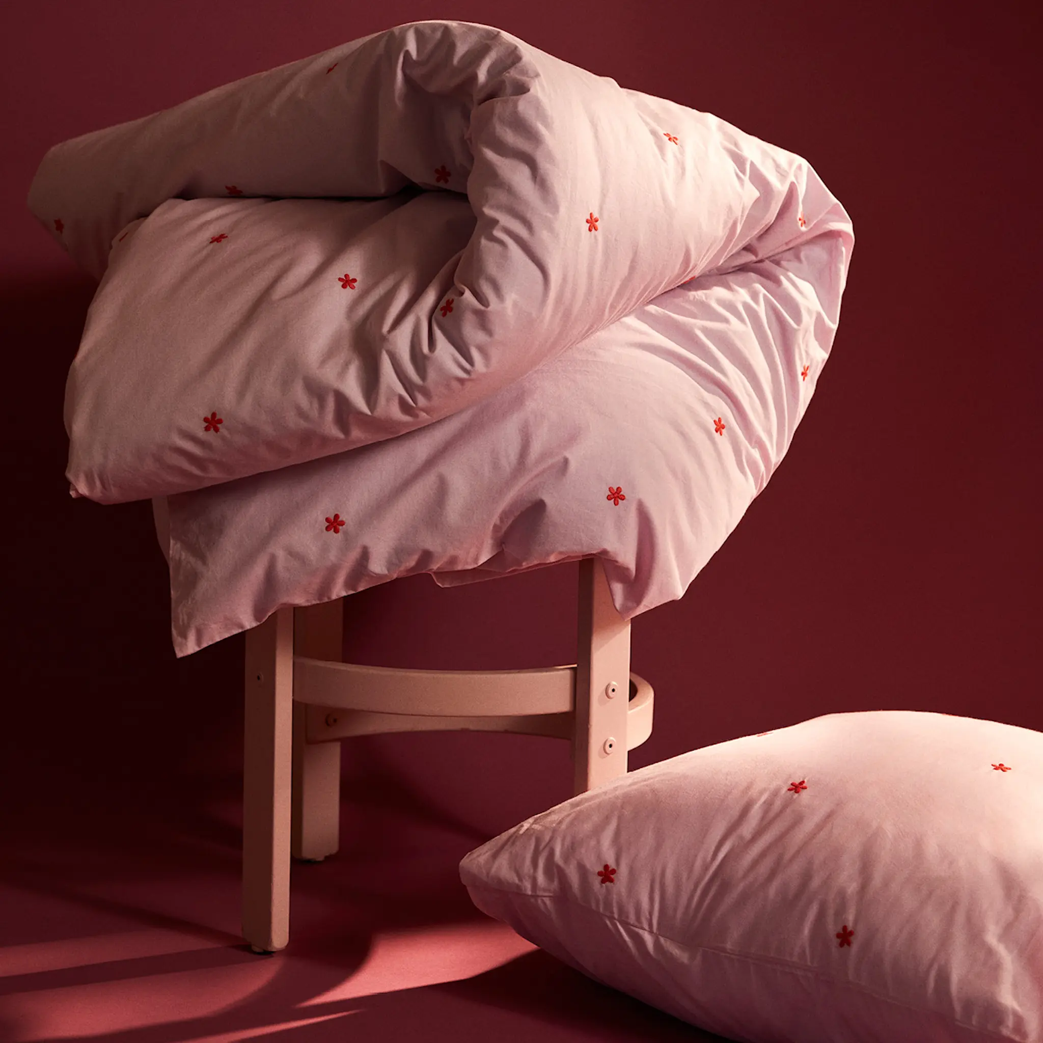 Juna Daisy påslakanset 220x220 cm pink/röd