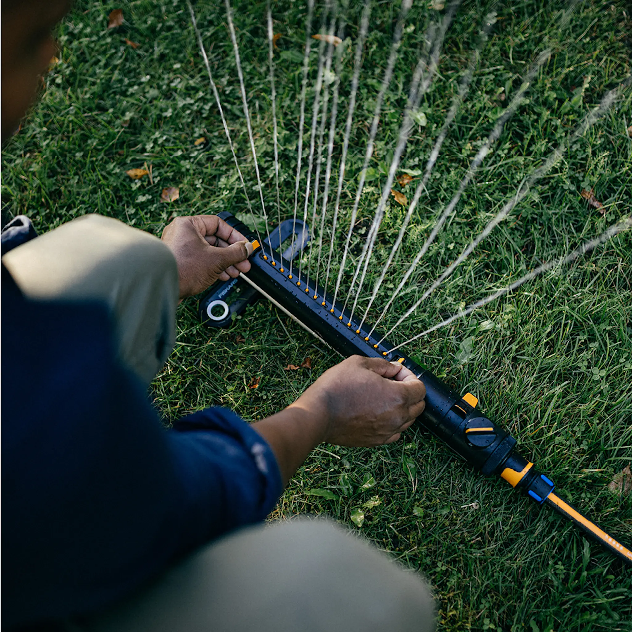 Fiskars X-series™ vattenspridare pendlande S-M 55,2 cm svart