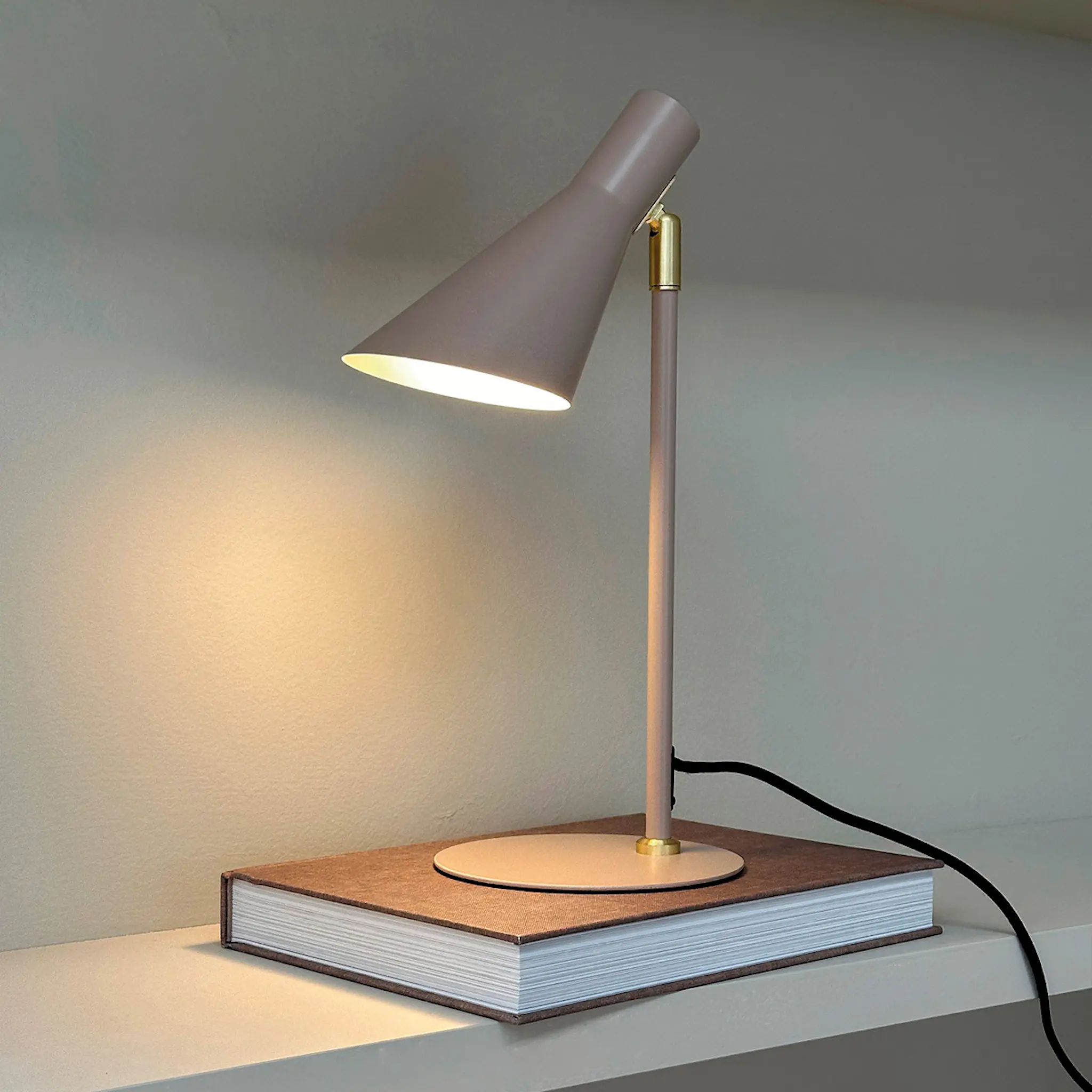 Dyberg Larsen DL12 mini bordslampa 39,5 cm beige/mässing