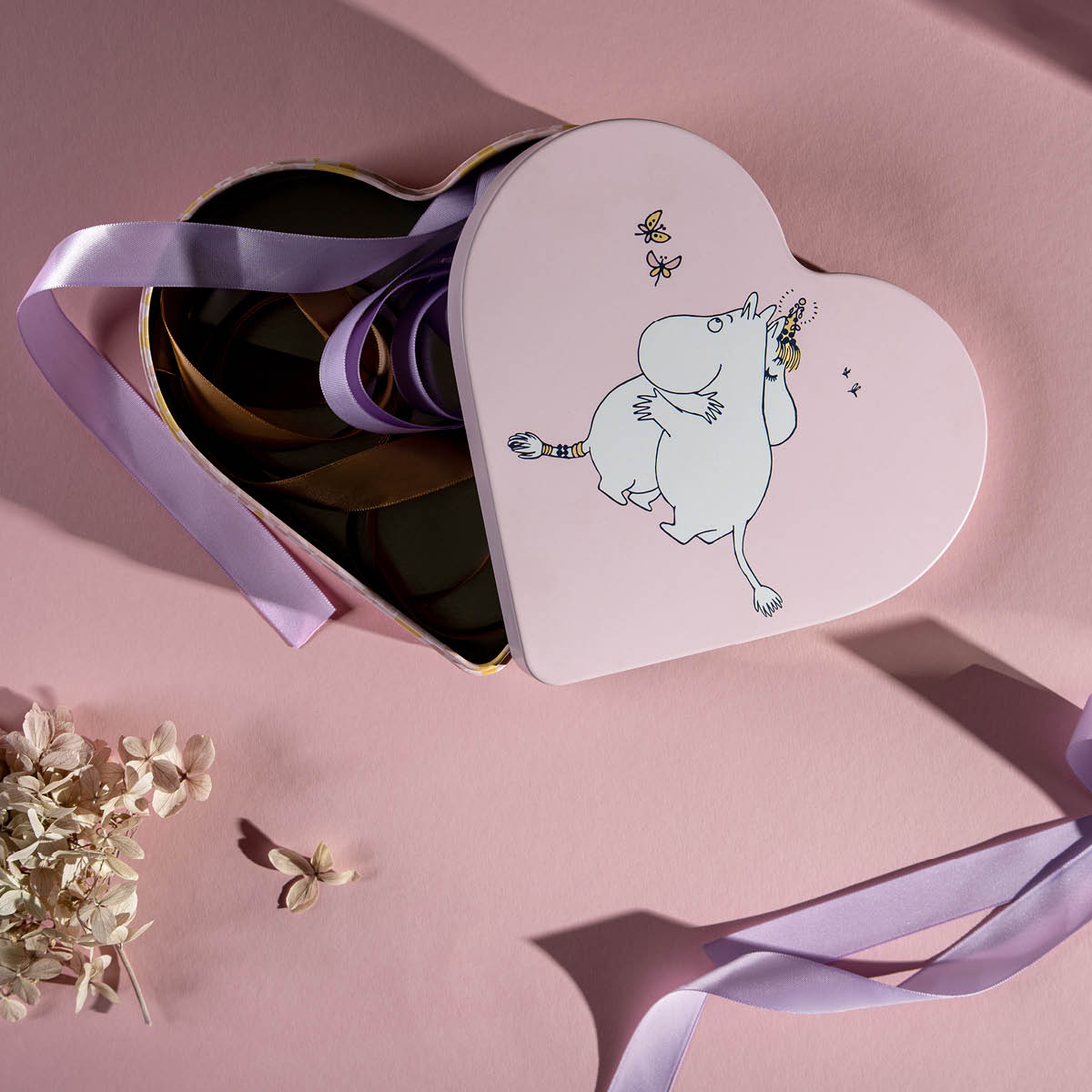 Muurla Mumin plåtburk hjärtformad Kram 18x14,5 cm rosa