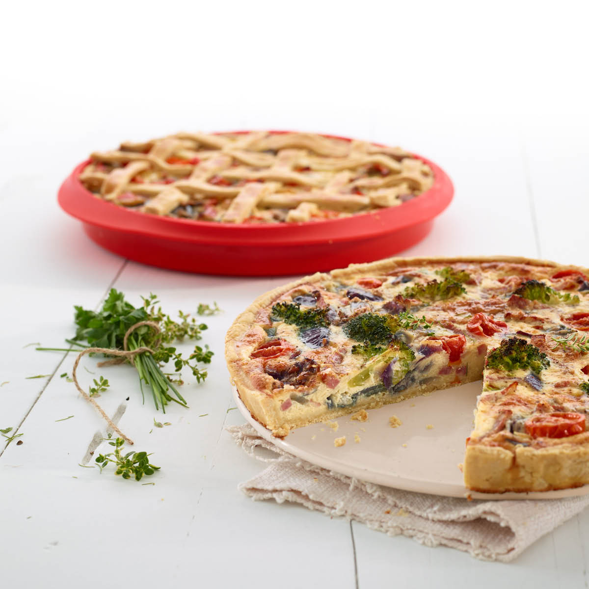 Lékué Quiche pajform i silikon med tallrik 28 cm 1,5 L röd/vit