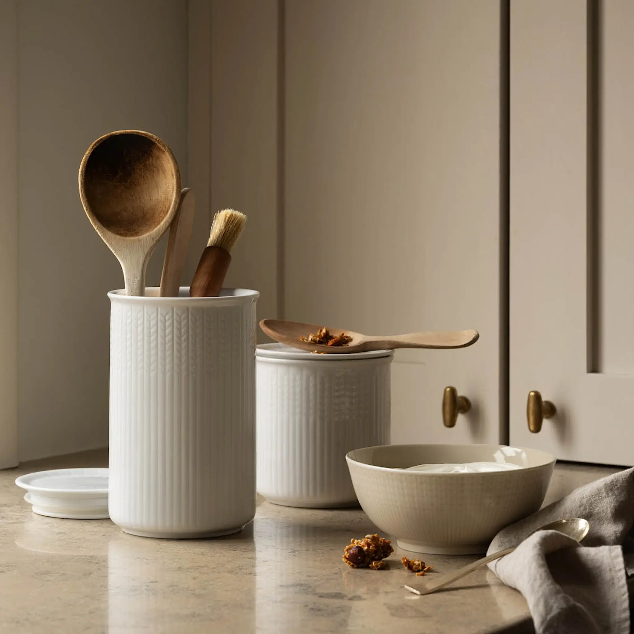 Rörstrand Swedish Grace krukke L 1,3L snø/hvit hover