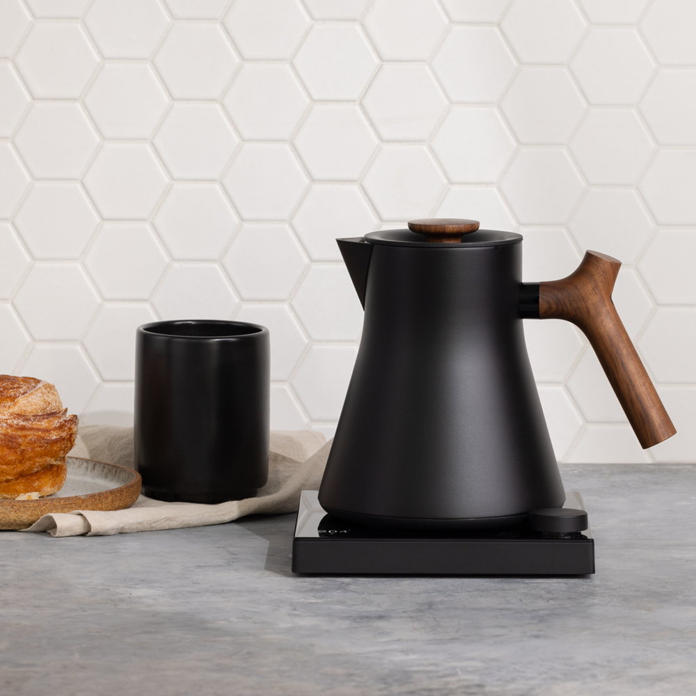 Fellow Corvo EKG Pro elektrisk vattenkokare 0,9 L mattsvart/valnöt