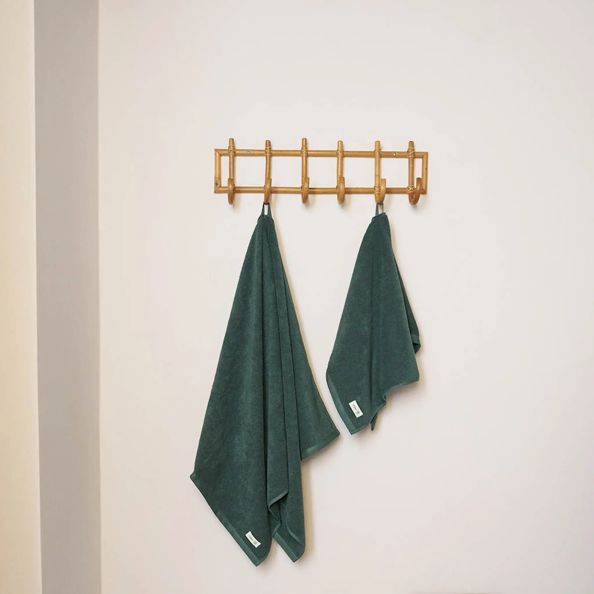 The Organic Company MILD lahjasetti, jossa pyyhe ja kylpypyyhe dark green