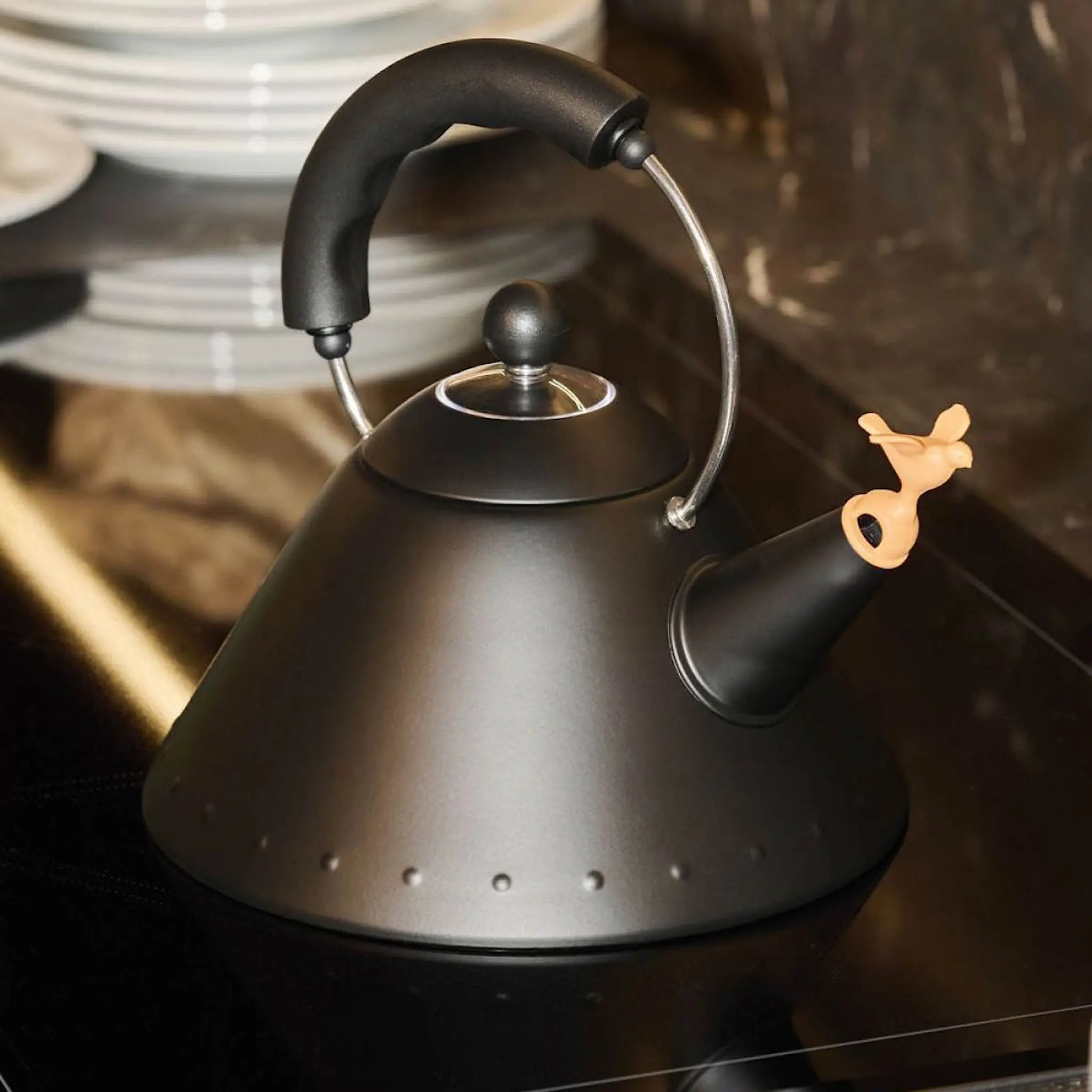 Alessi 9093 vattenkokare 2 L svart/orange