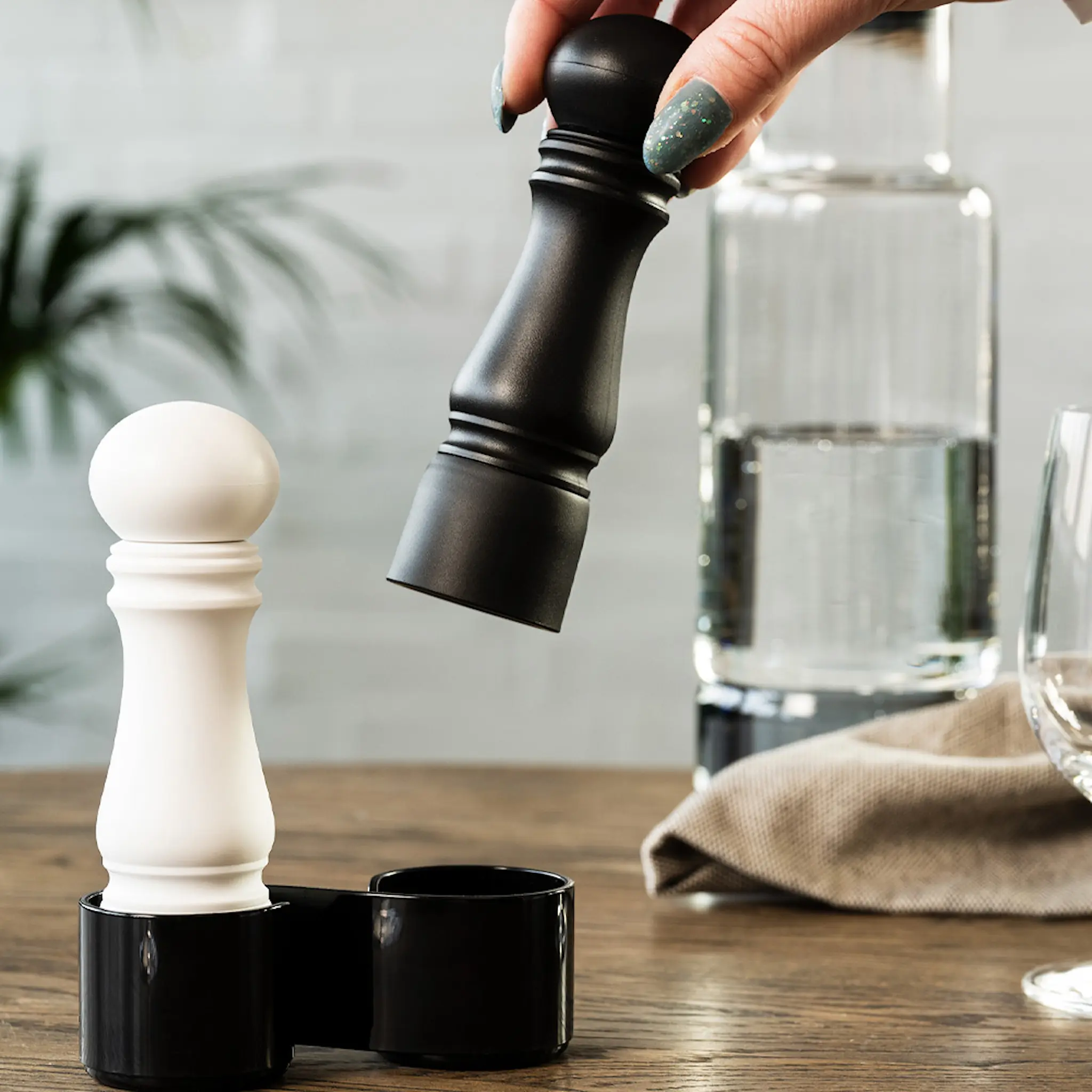 CrushGrind Mini Maustemylly ja pidike 12 cm 2 kpl Musta/Valkoinen