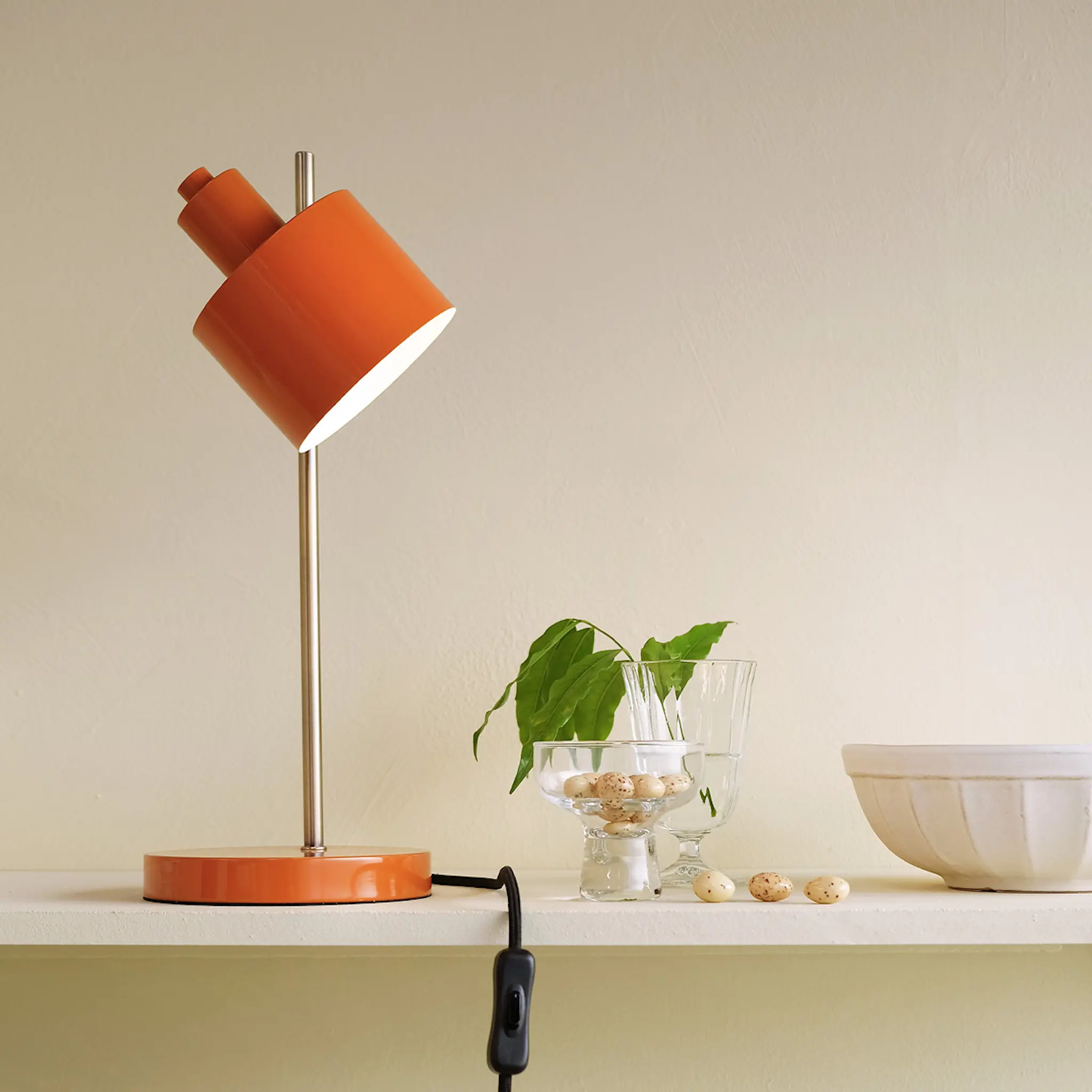 Dyberg Larsen Ocean bordslampa 43 cm orange/mässing