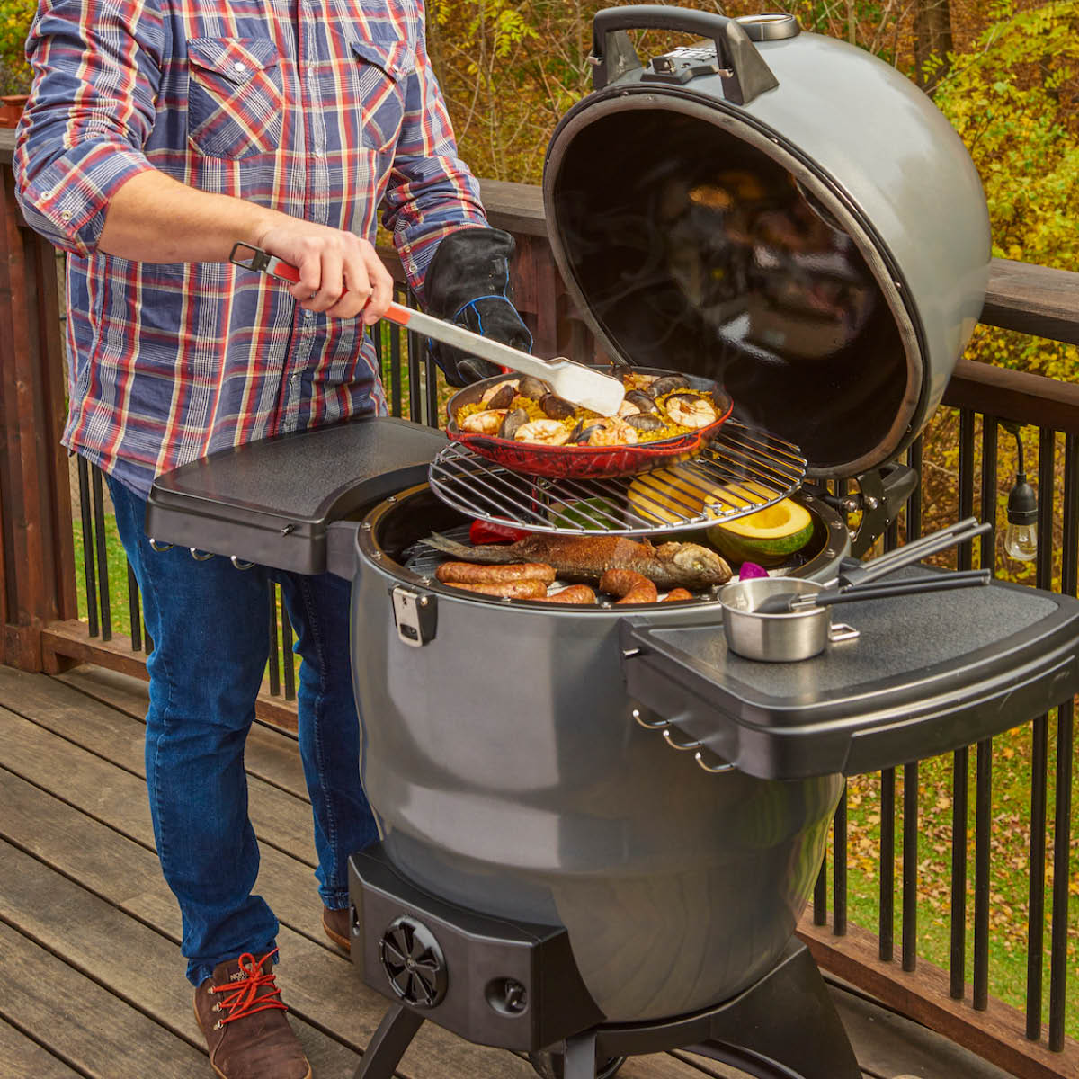 Broil King Kamadogrilli KEG 5000 sivupöydällä