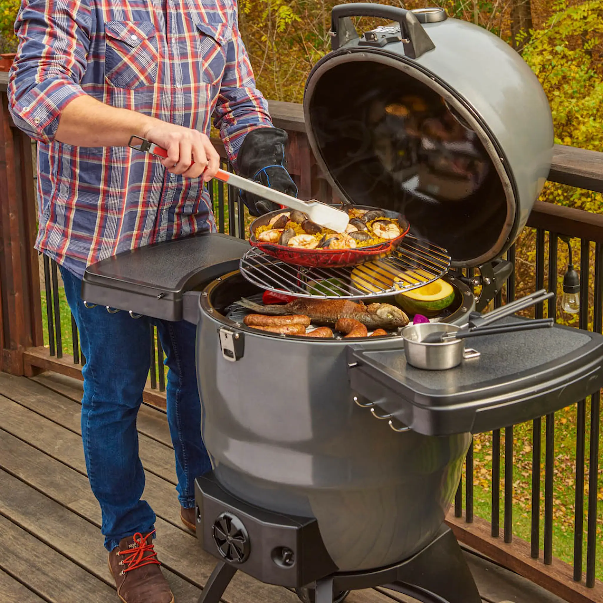 Broil King Kamadogrilli KEG 5000 sivupöydällä